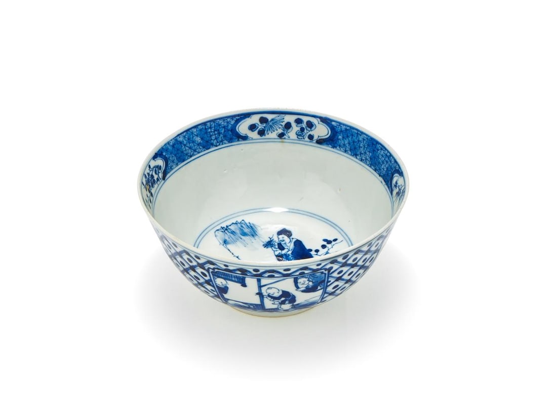 A CHINESE BLUE AND WHITE BOTTLE VASE, LATE 18TH CENTURY, ALONG WITH A 19TH CENTURY BOWL - 3