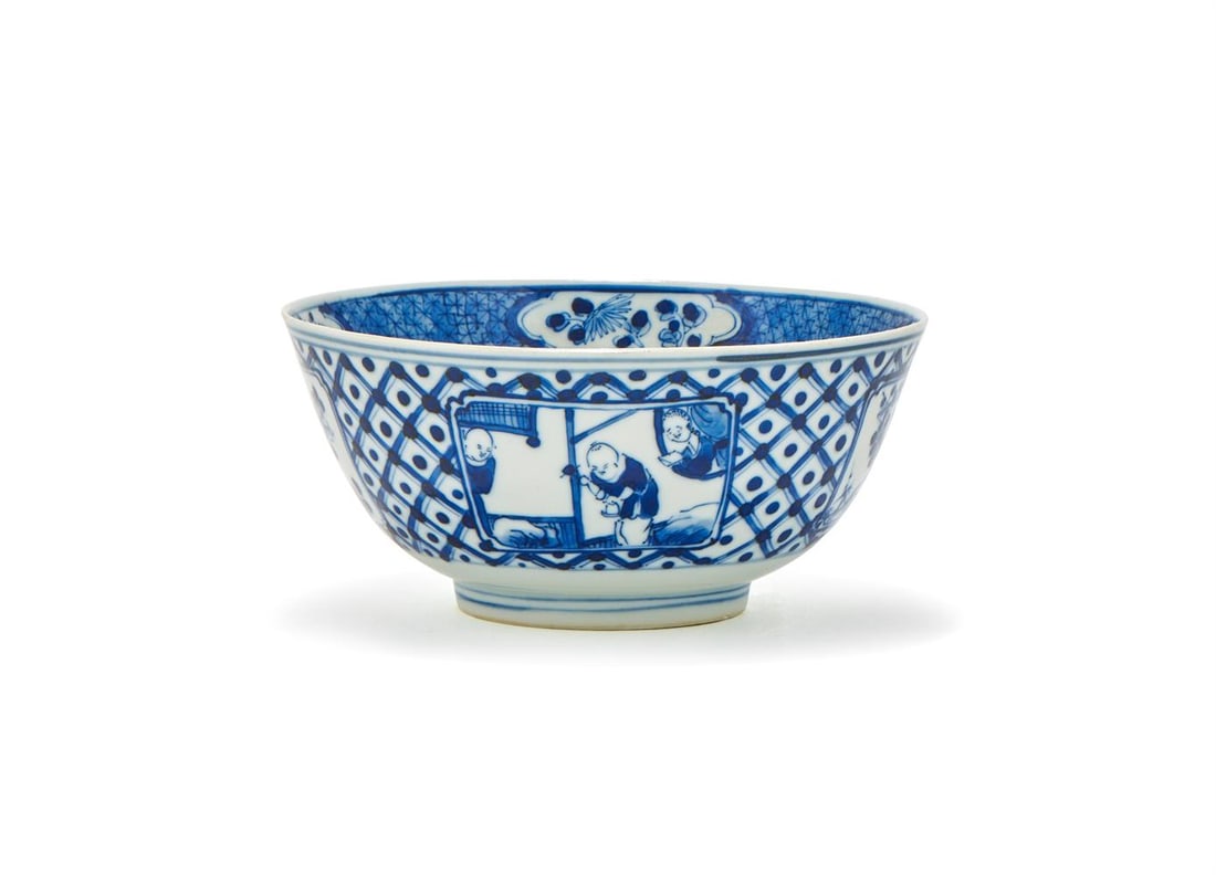 A CHINESE BLUE AND WHITE BOTTLE VASE, LATE 18TH CENTURY, ALONG WITH A 19TH CENTURY BOWL - 4