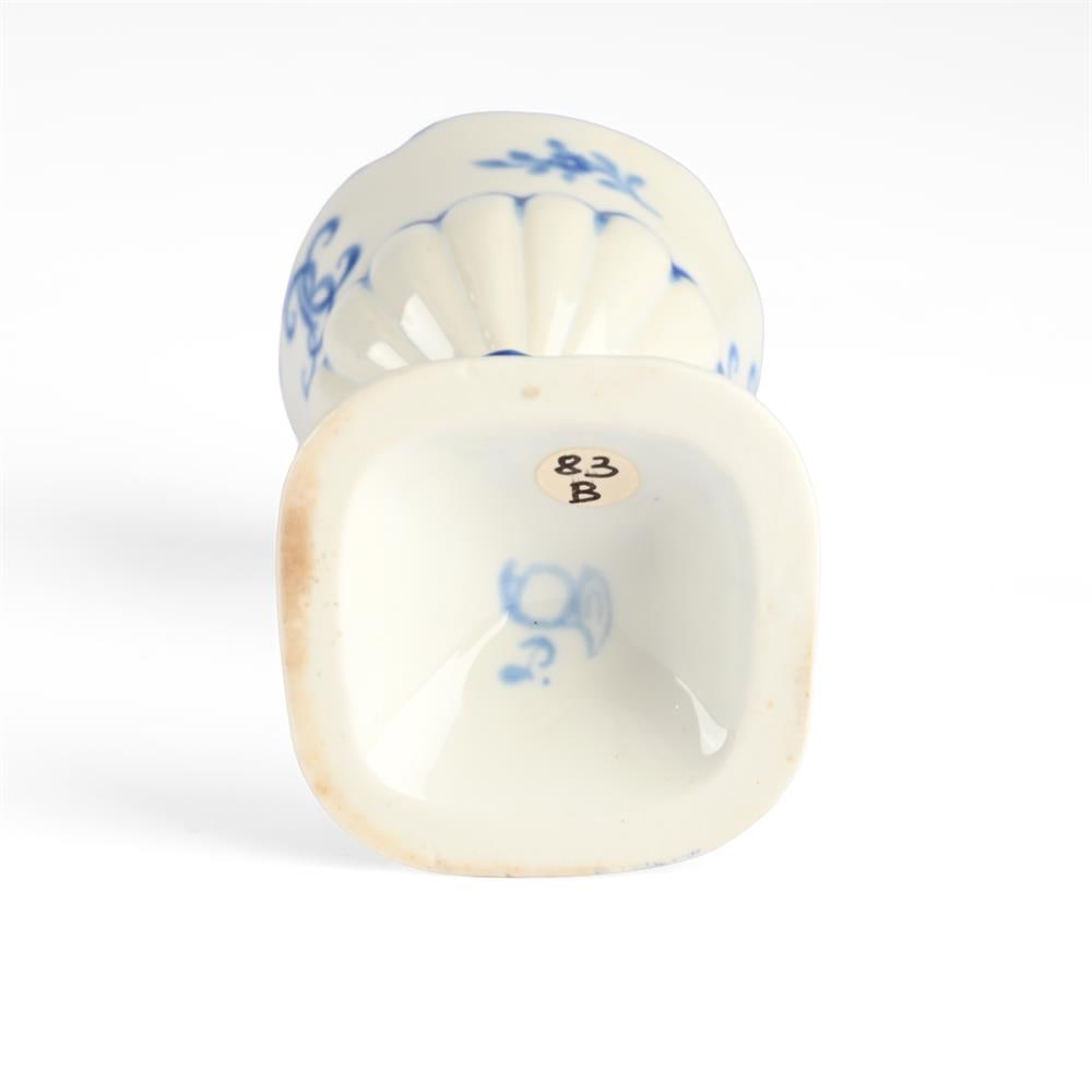 A CHANTILLY BLUE AND WHITE EGG CUP, SECOND QUARTER 18TH CENTURY - 3