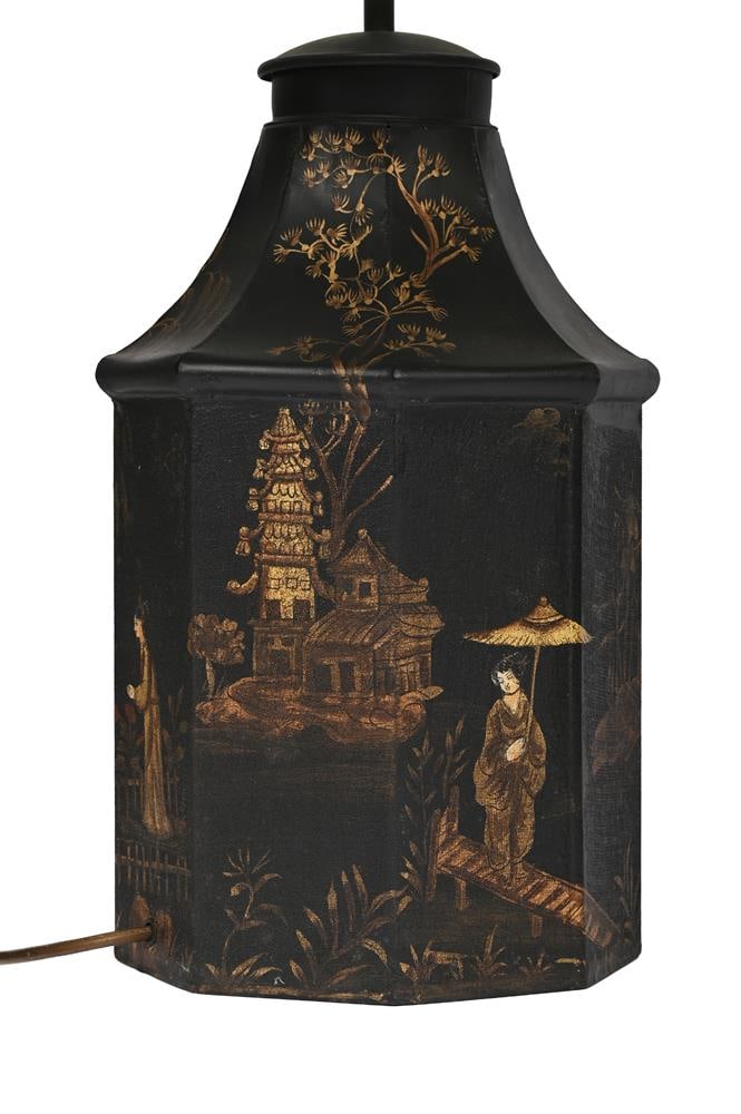 A LARGE JAPANNED AND CHINOISERIE PAINTED TOLEWARE TABLE LAMP, 20TH CENTURY, ALONG WITH ANOTHER LAMP - 3