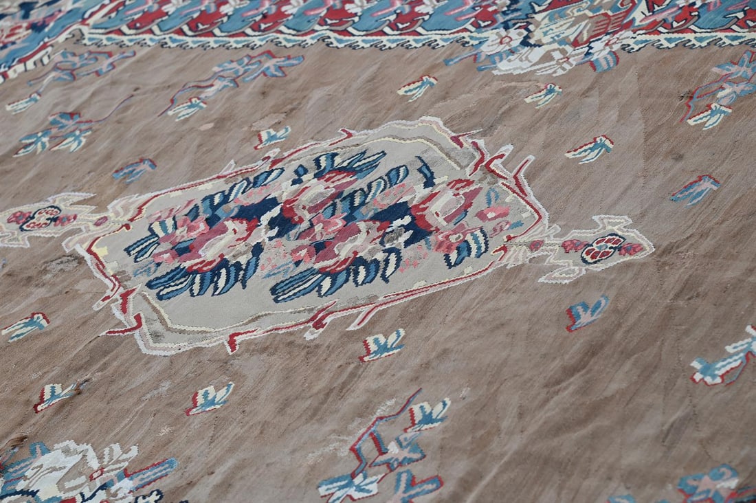 AN AUBUSSON STYLE CARPET, IN 18TH CENTURY STYLE, 20TH CENTURY - 4