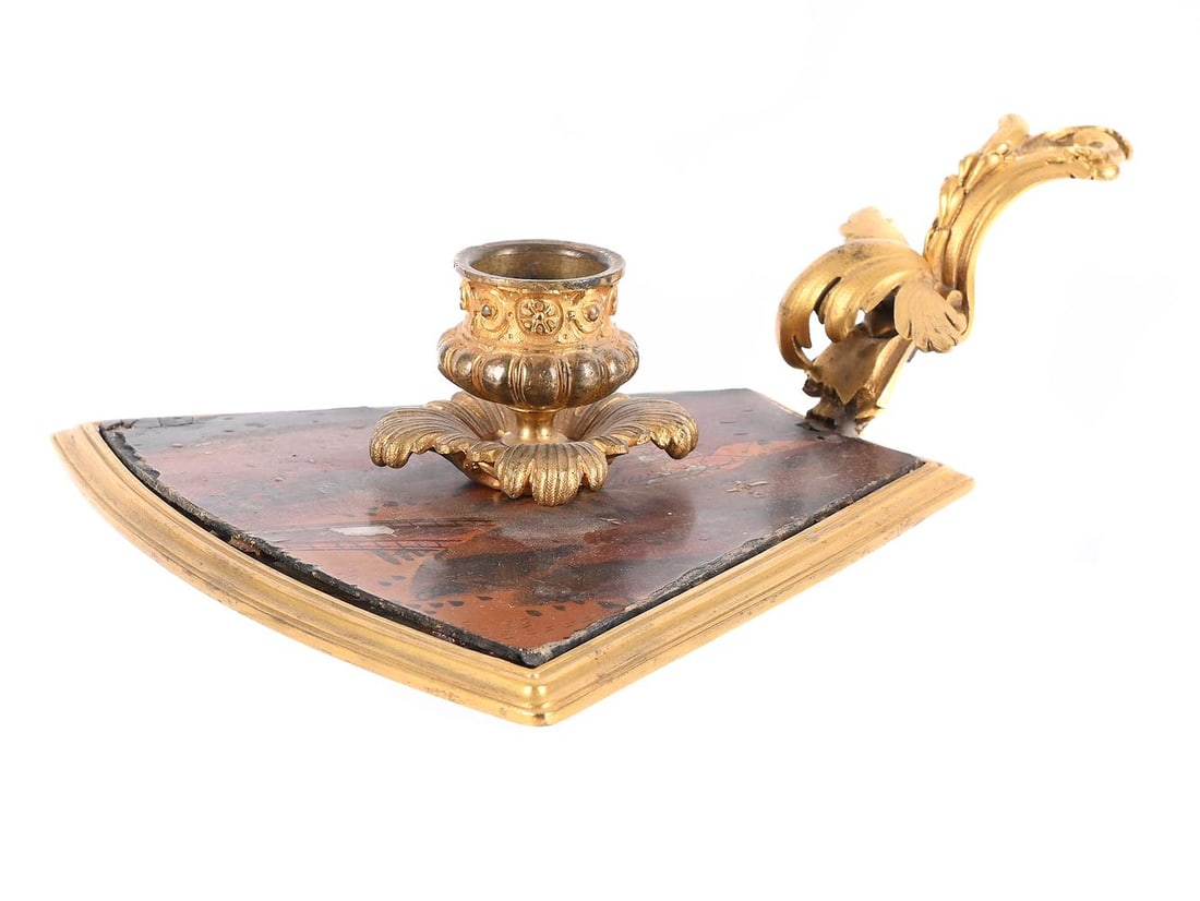L'ESCALIER DE CRISTAL PARIS; A GILT BRONZE MOUNTED LACQUER CHAMBERSTICK, LATE 19TH CENTURY - 2