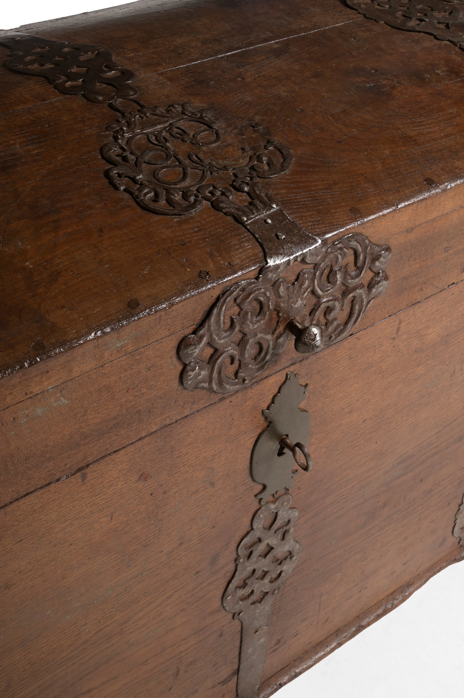 A LARGE LOUIS XIV OAK IRON BOUND DOME TOP COFFER, FRENCH, CIRCA 1700 - 4