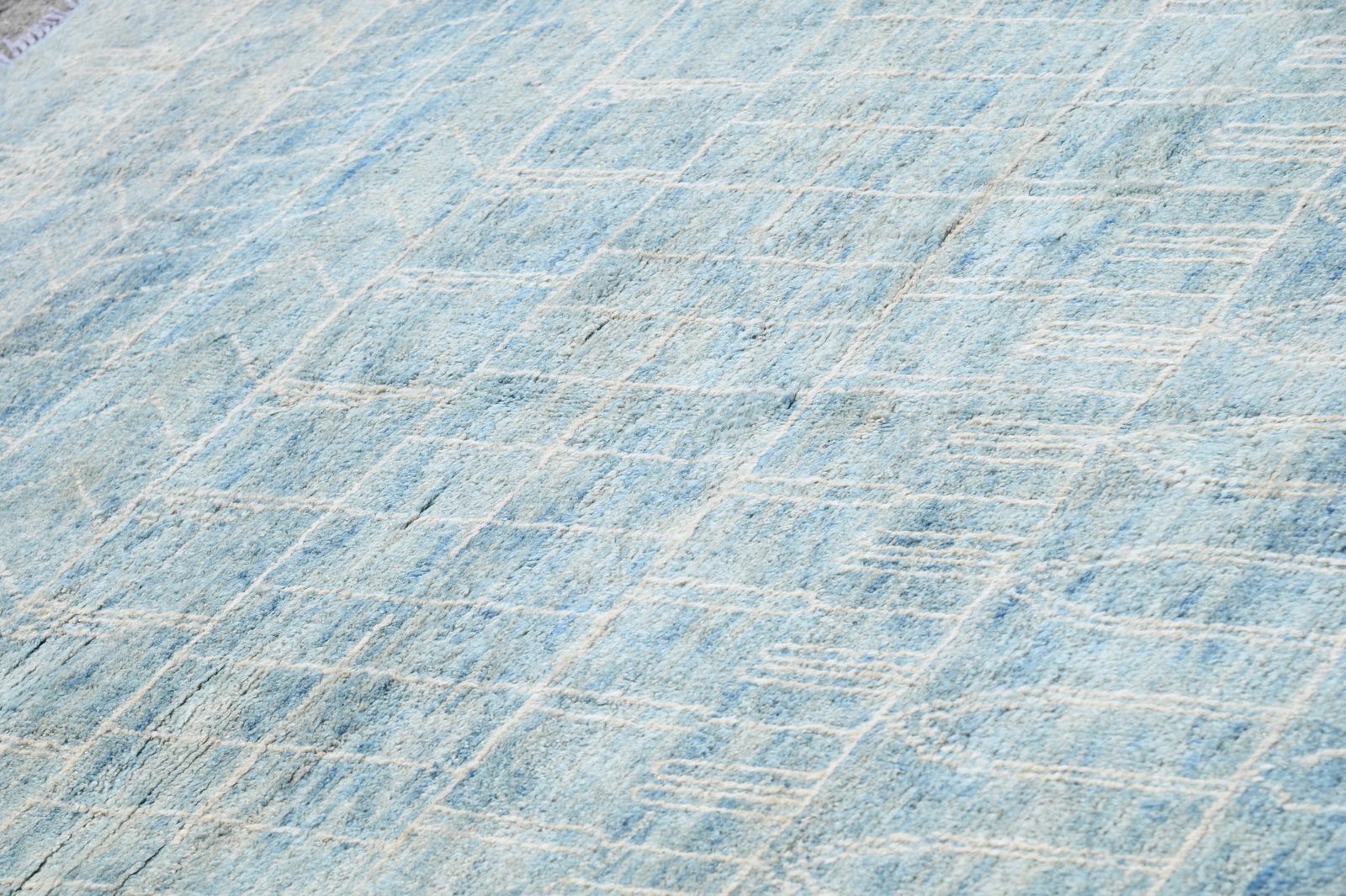 A BLUE GROUND MODERN HAND KNOTTED MOROCCAN CARPET, MODERN - 4