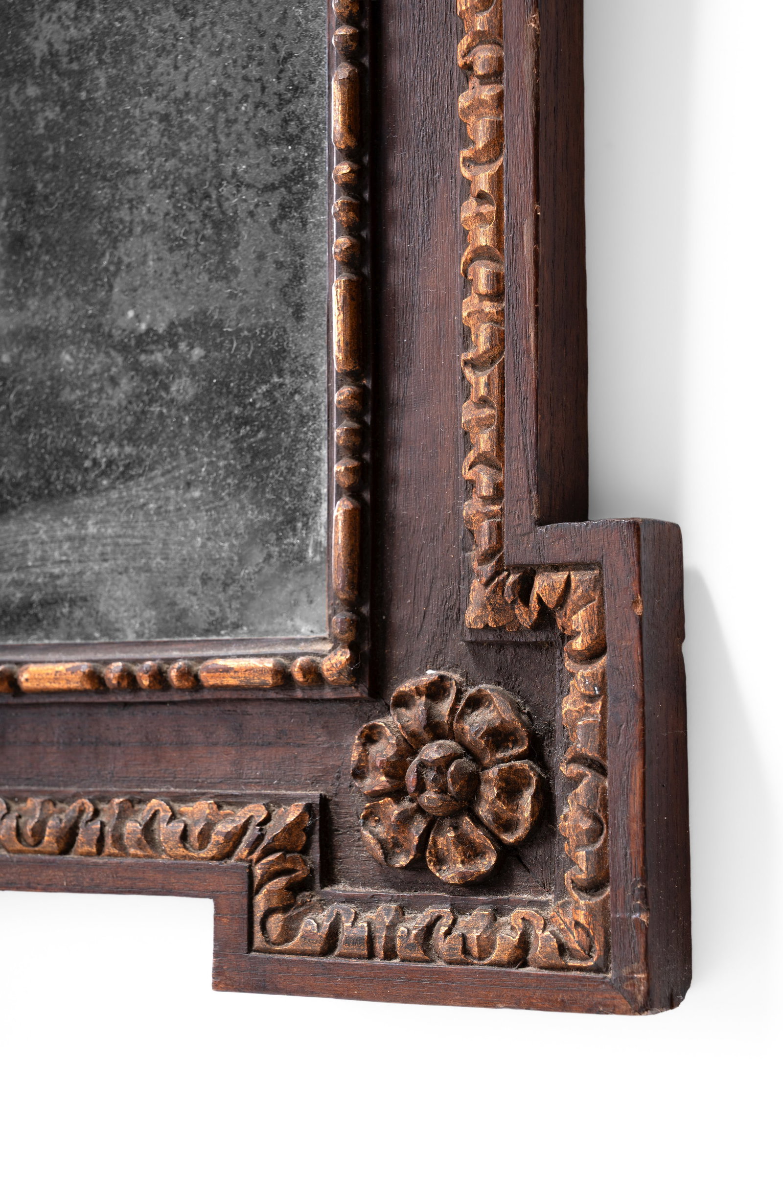 A PAIR OF CARVED WOOD AND PARCEL GILT WALL MIRRORS, LATE 19TH OR EARLY 20TH CENTURY - 3