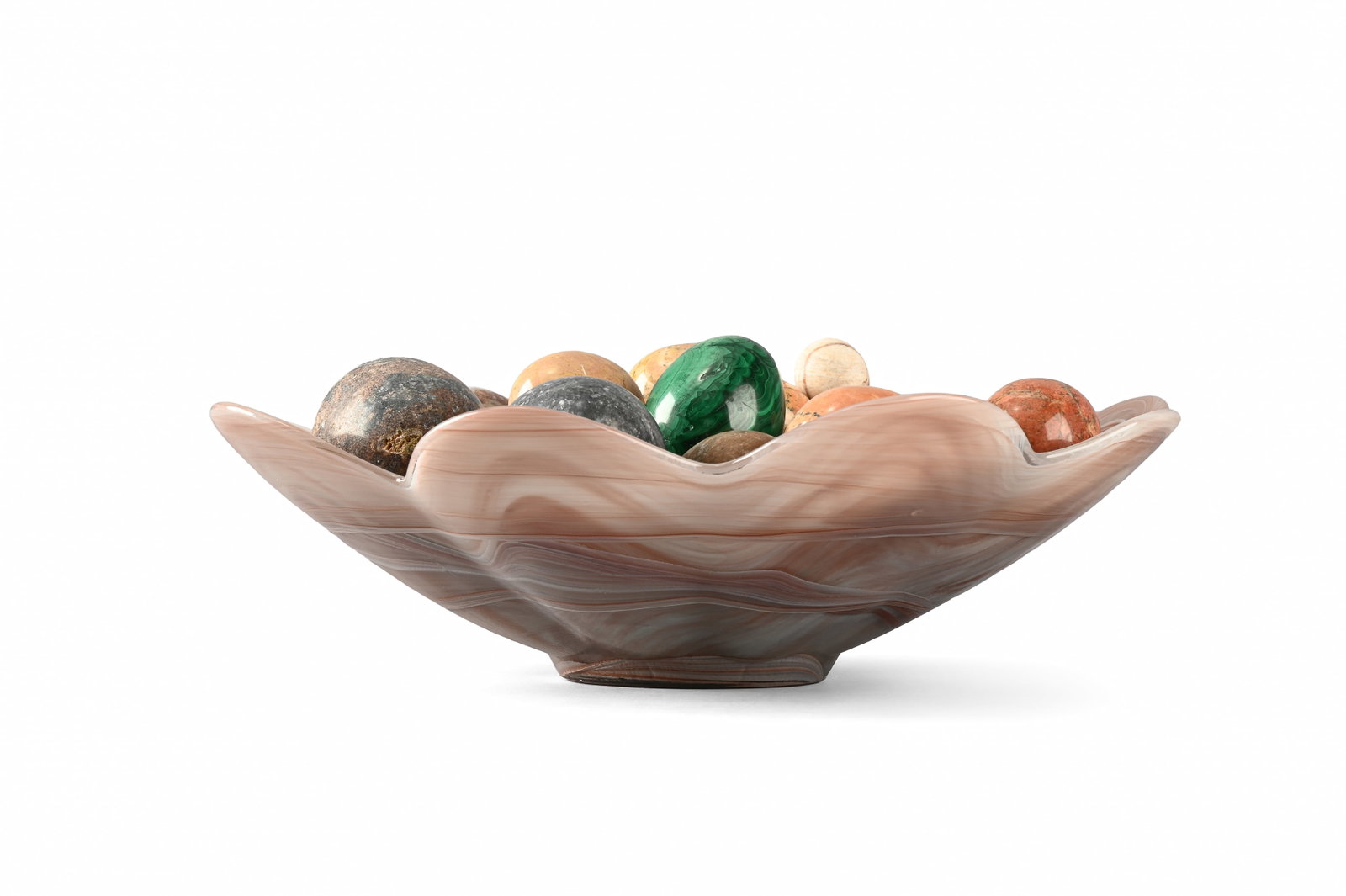 A DECORATIVE ART GLASS LOBED BOWL CONTAINING A COLLECTION OF DECORATIVE TURNED EGGS EG - 3