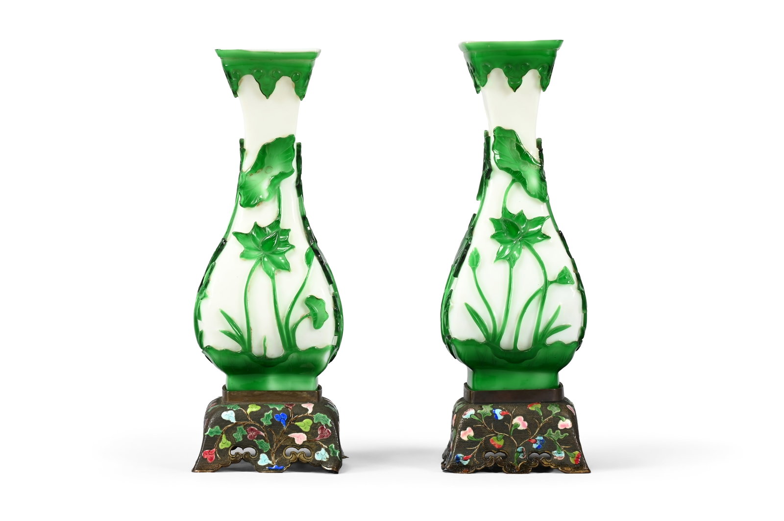 A PAIR OF CHINESE GREEN AND WHITE 'PEKING CARVED GLASS' VASES AND STANDS, EARLY REPUBLIC OF CHINA - 3