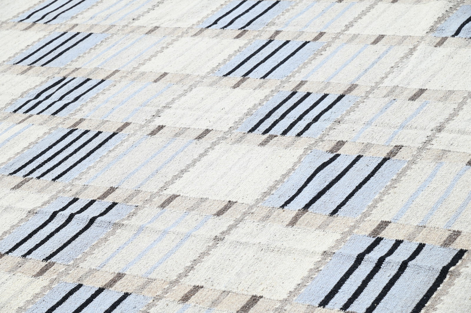 A FLAT WOVEN SWEDISH STYLE KELIM, MODERN - 4