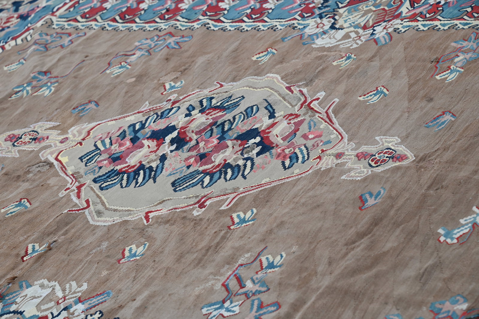 AN AUBUSSON STYLE CARPET, IN 18TH CENTURY STYLE, 20TH CENTURY - 4