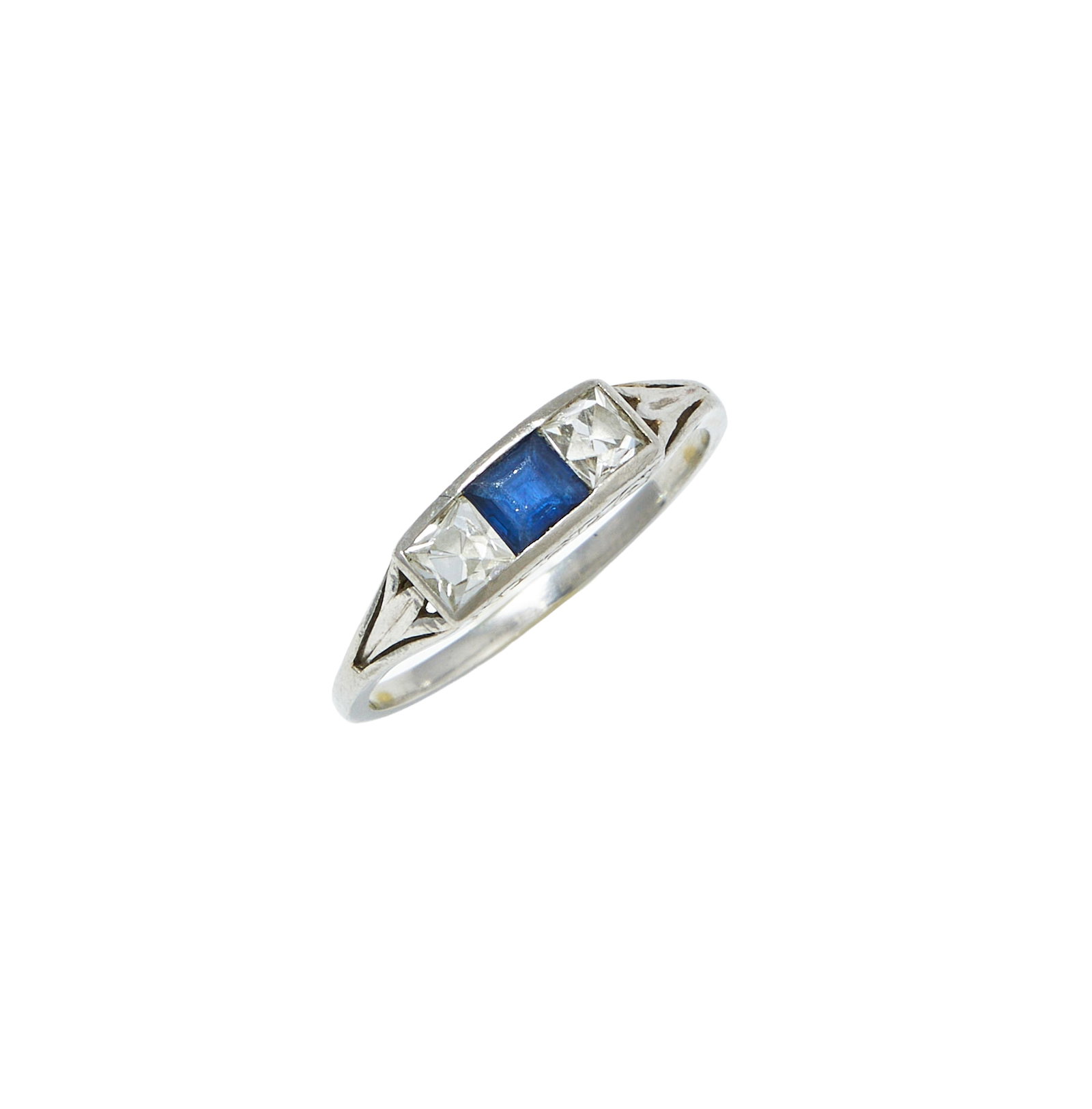 AN ART DECO SAPPHIRE AND DIAMOND RING