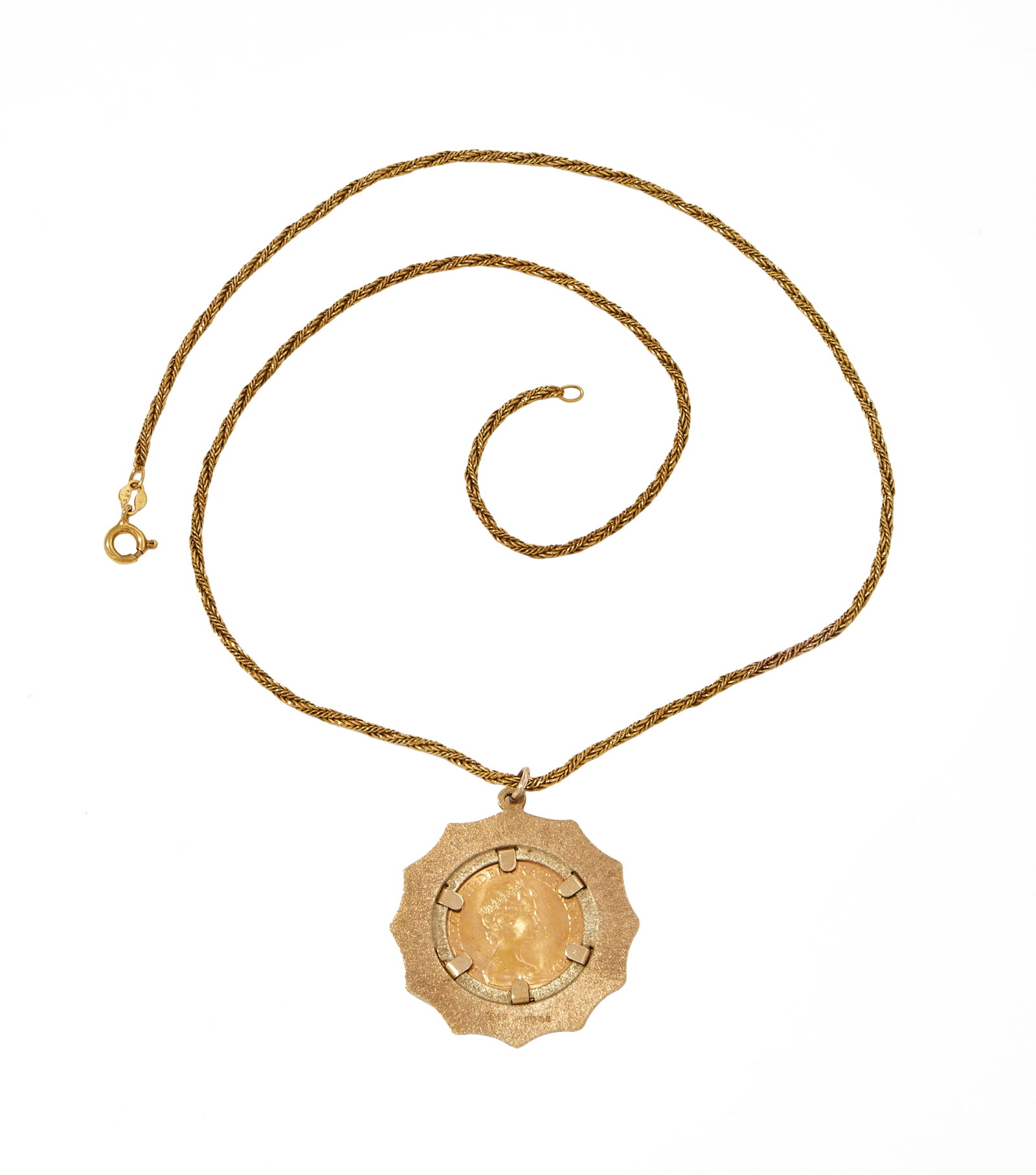 A SOVEREIGN PENDANT NECKLACE - 2
