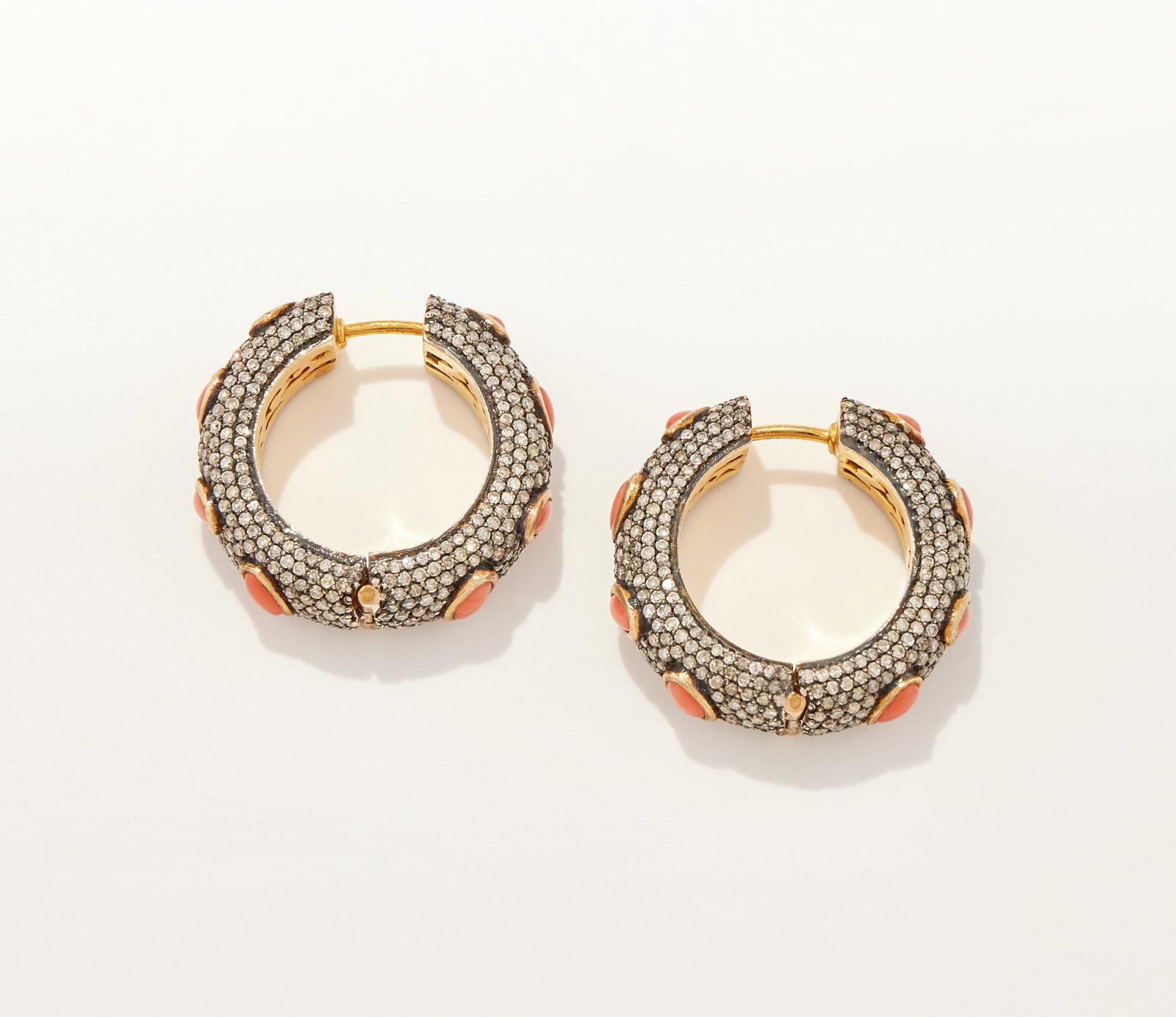 Y A PAIR OF CORAL AND DIAMOND HOOP EARRINGS - 2