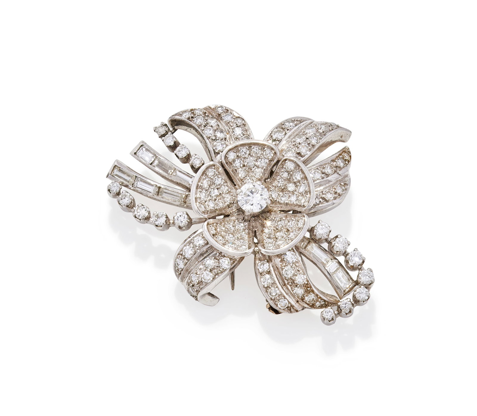 A MID 20TH CENTURY DIAMOND BROOCH (1 of 3)