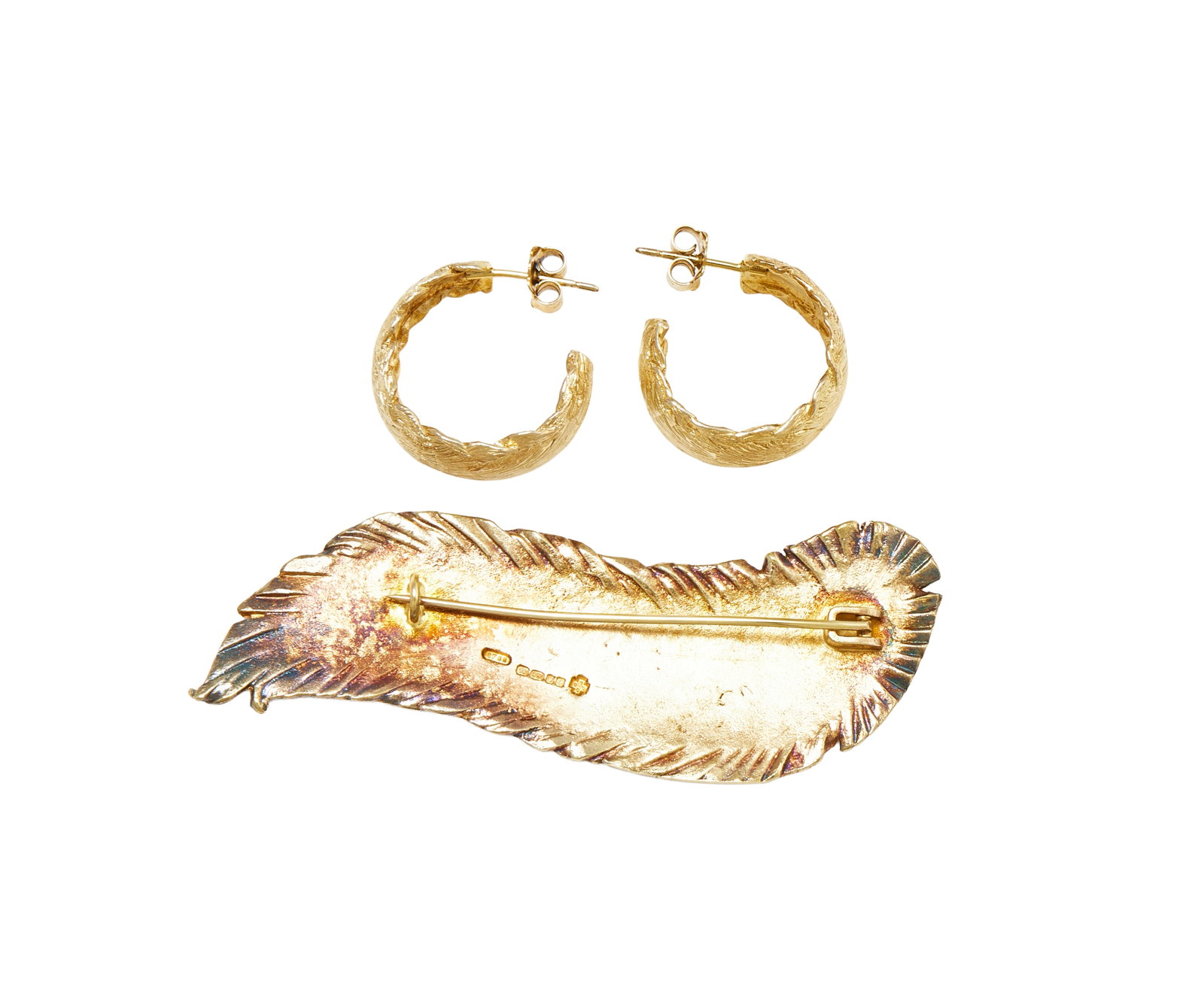 SIMON BENNEY, A SILVER GILT BROOCH AND HOOP EARRINGS - 2