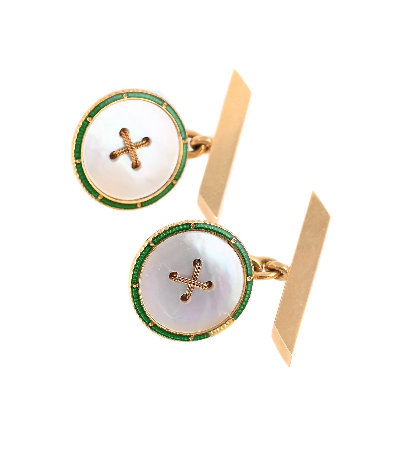 Y A PAIR OF MOTHER OF PEARL AND GREEN ENAMEL CUFFLINKS: Y A PAIR OF MOTHER OF PEARL AND GREEN ENAMEL CUFFLINKS The circular mothe