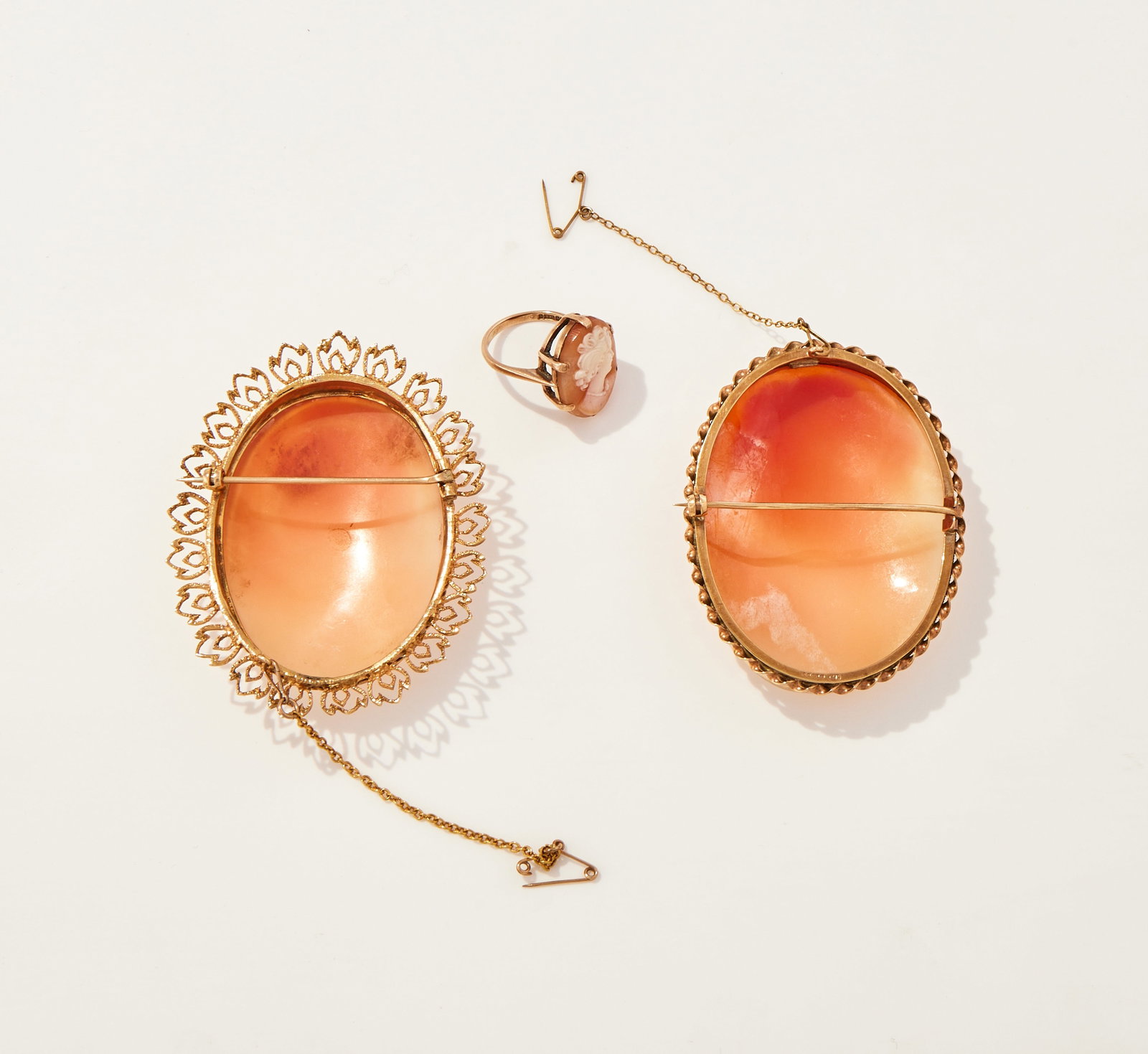 A SMALL GROUP OF SHELL CAMEO JEWELLERY - 2