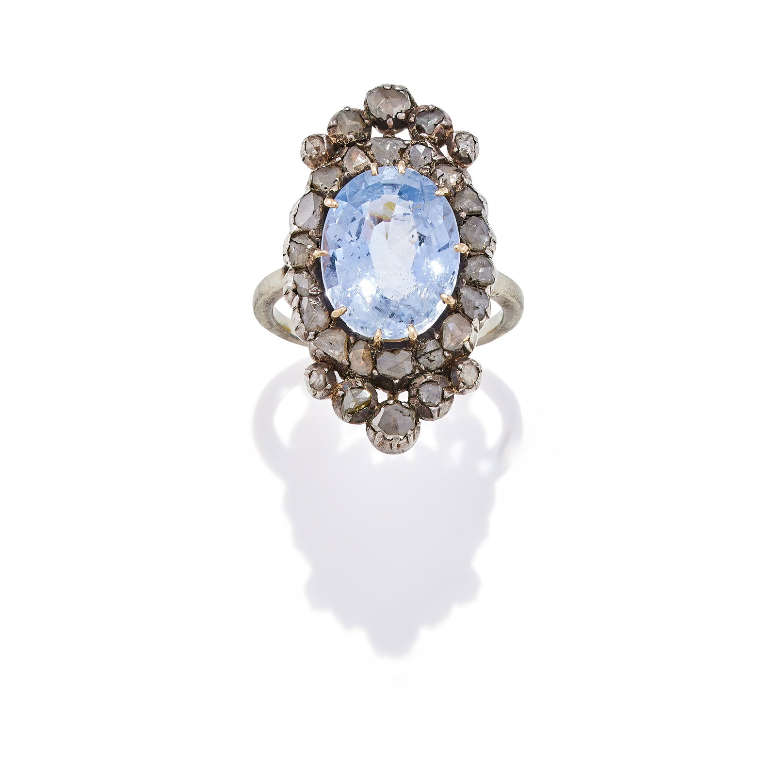 A SAPPHIRE AND DIAMOND CLUSTER RING - 2