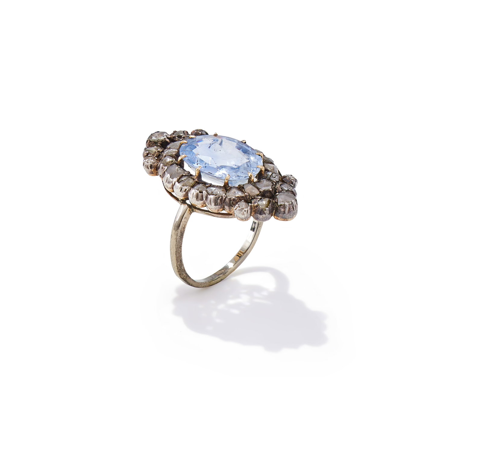 A SAPPHIRE AND DIAMOND CLUSTER RING - 3