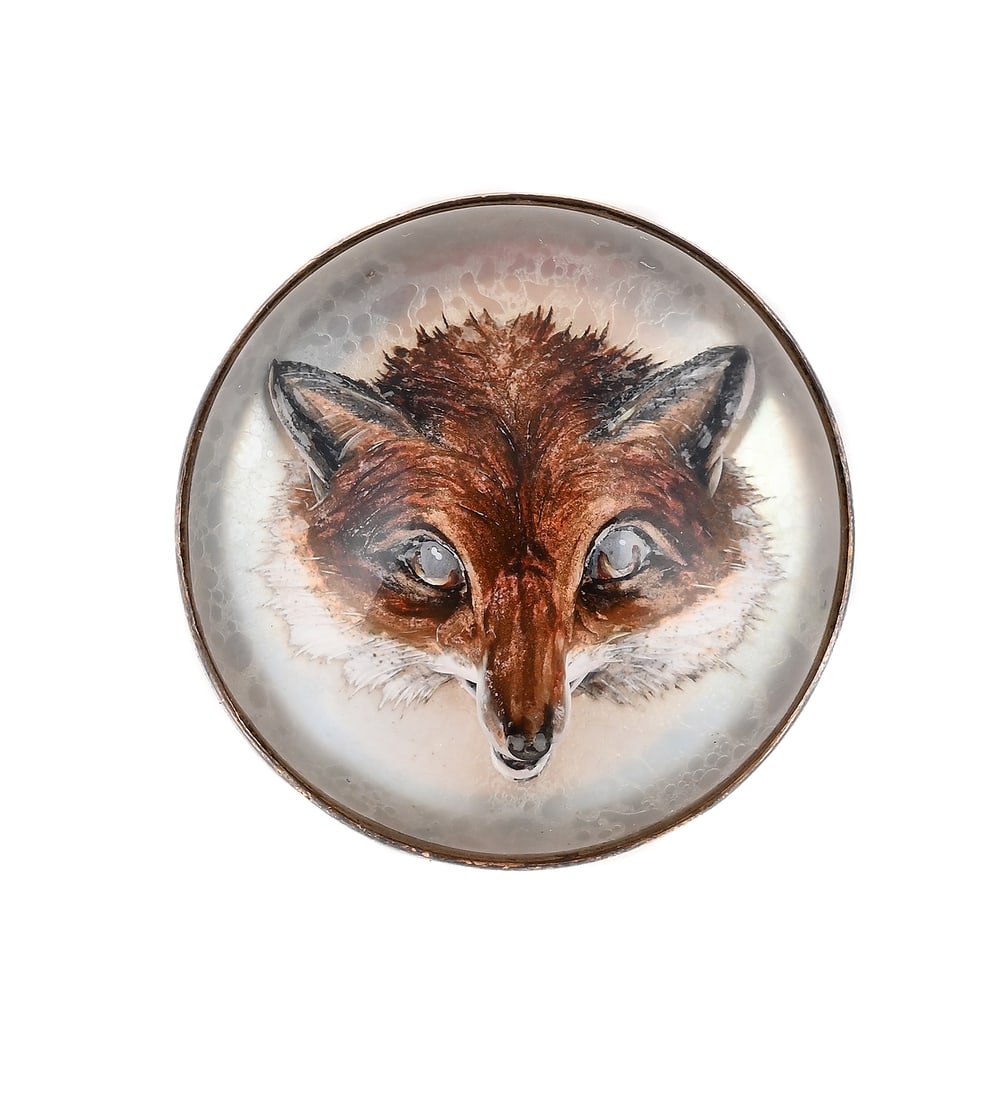 A LATE VICTORIAN ESSEX CRYSTAL BROOCH: A LATE VICTORIAN ESSEX CRYSTAL BROOCH The reverse painted rock crystal intaglio of a fox head within a polished mount, with later pin fitting, unmarked Size/dimensions: 2.6cm wide Gross