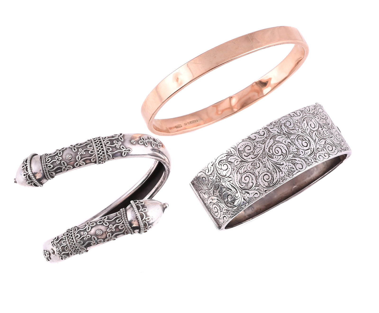 A 9 CARAT GOLD BANGLE AND TWO SILVER COLOURED BANGLES (1 of 1)