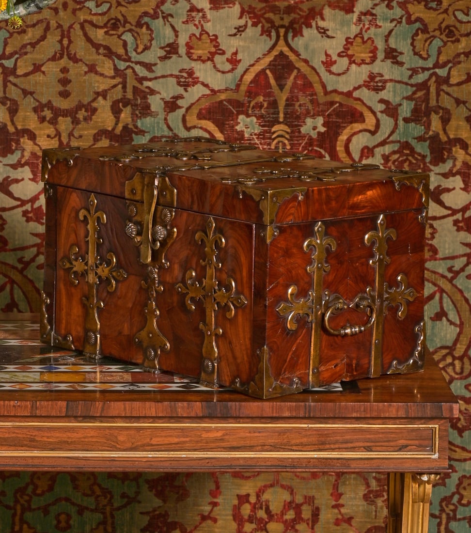 Y A WILLIAM & MARY KINGWOOD OYSTER, ROSEWOOD AND GILT METAL MOUNTED COFFRE FORT OR STRONGBOX: Y A WILLIAM & MARY KINGWOOD OYSTER, ROSEWOOD AND GILT METAL MOUNTED COFFRE FORT OR STRONGBOXCIRCA 1690The hinged top opening to storage, the fall hinged front operate by a catch to the interior28cm hi