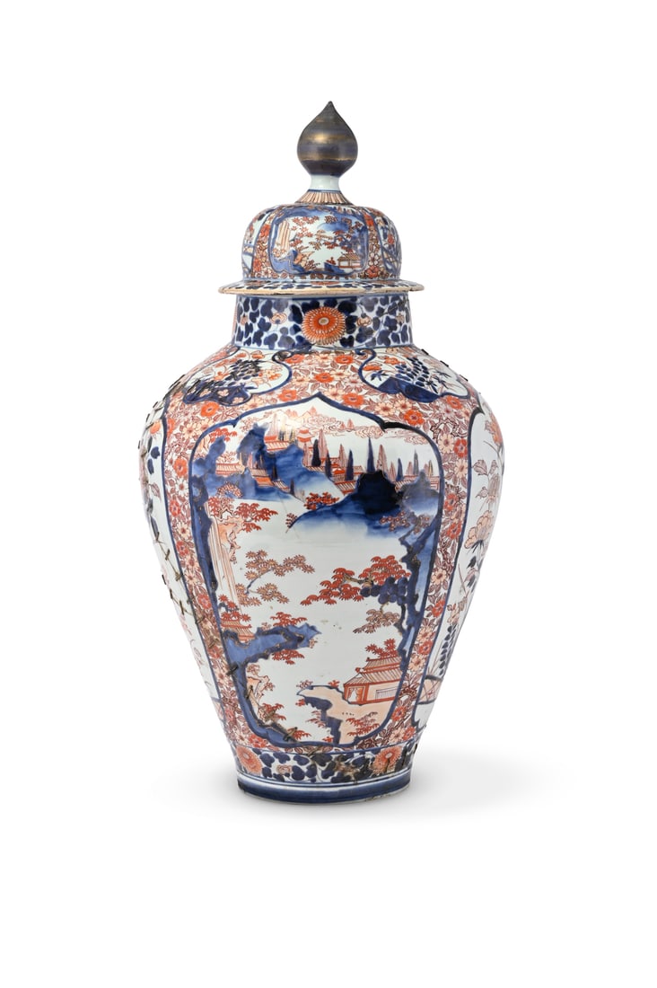 A LARGE JAPANESE ARITA VASE AND COVER, EDO PERIOD, LATE 17TH CENTURY (1 of 5)