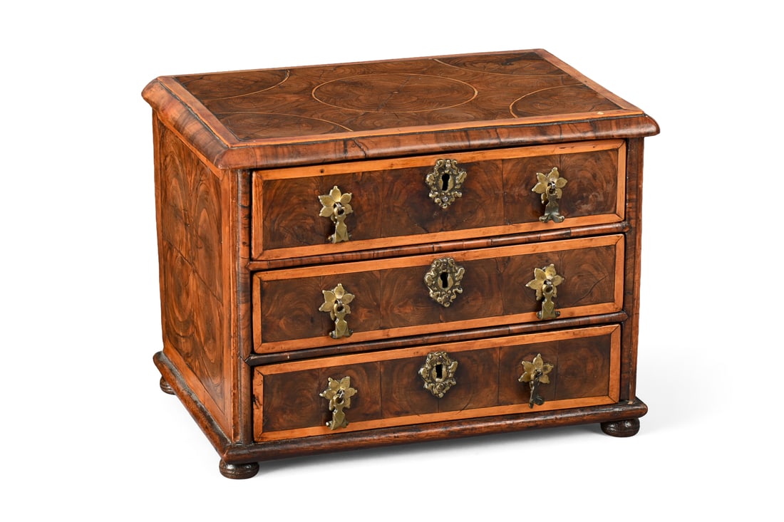 A QUEEN ANNE MINIATURE OLIVEWOOD OYSTER, WALNUT AND HOLLY BANDED CHEST OF DRAWERS, CIRCA 1710 (1 of 3)