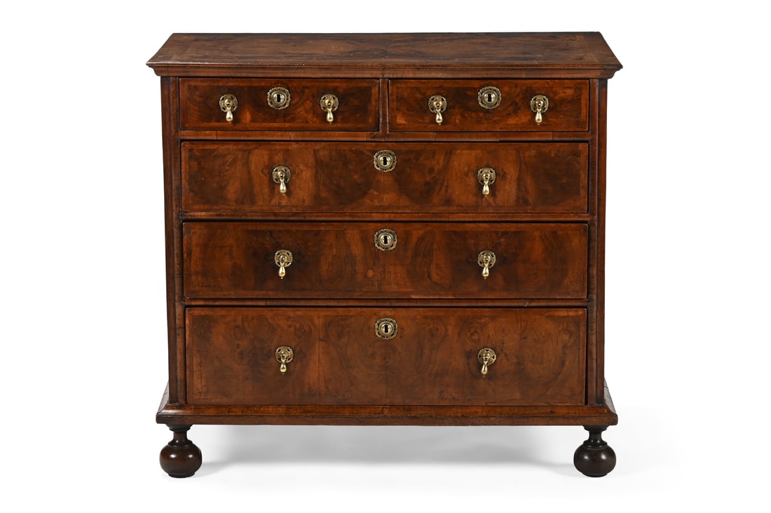 A WILLIAM & MARY WALNUT AND FEATHERBANDED CHEST OF DRAWERS, CIRCA 1690 (1 of 4)