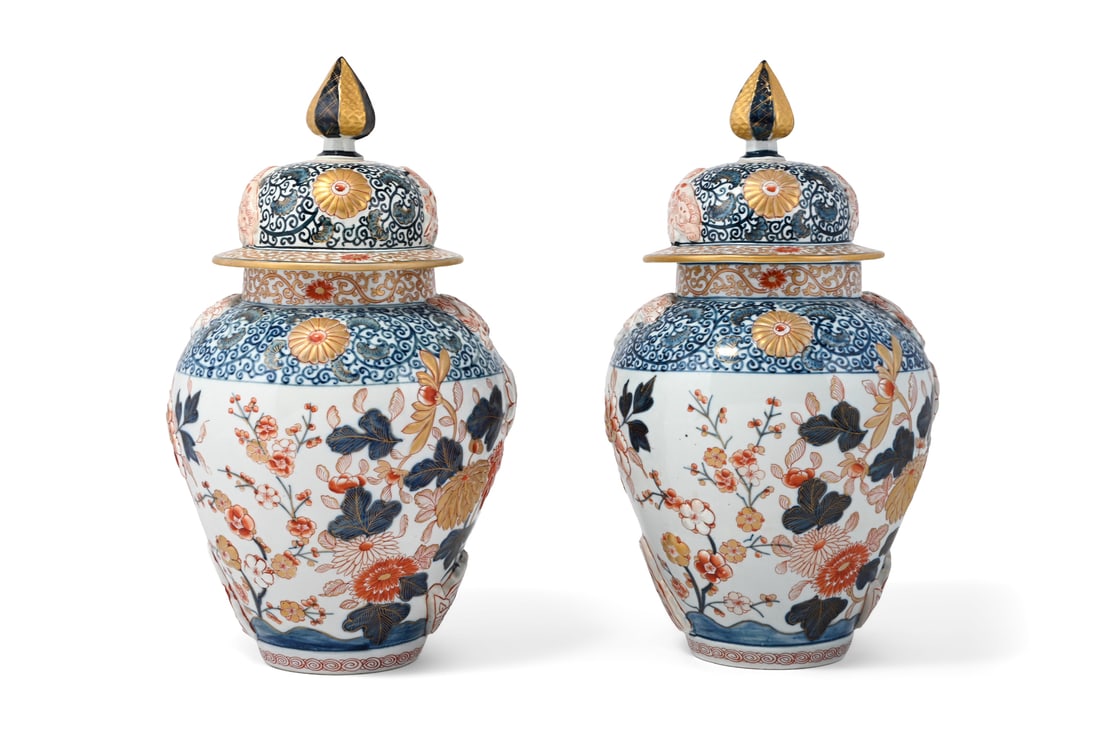 A PAIR OF JAPANESE IMARI VASES AND COVERS, 19TH CENTURY: A PAIR OF JAPANESE IMARI VASES AND COVERS19TH CENTURY44cm high, the bases 12cm diameter
