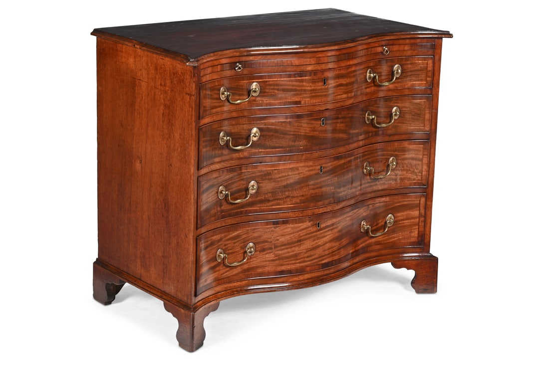 A GEORGE III MAHOGANY AND CROSSBANDED SERPENTINE FRONTED CHEST OF DRAWERS, CIRCA 1770 (1 of 4)
