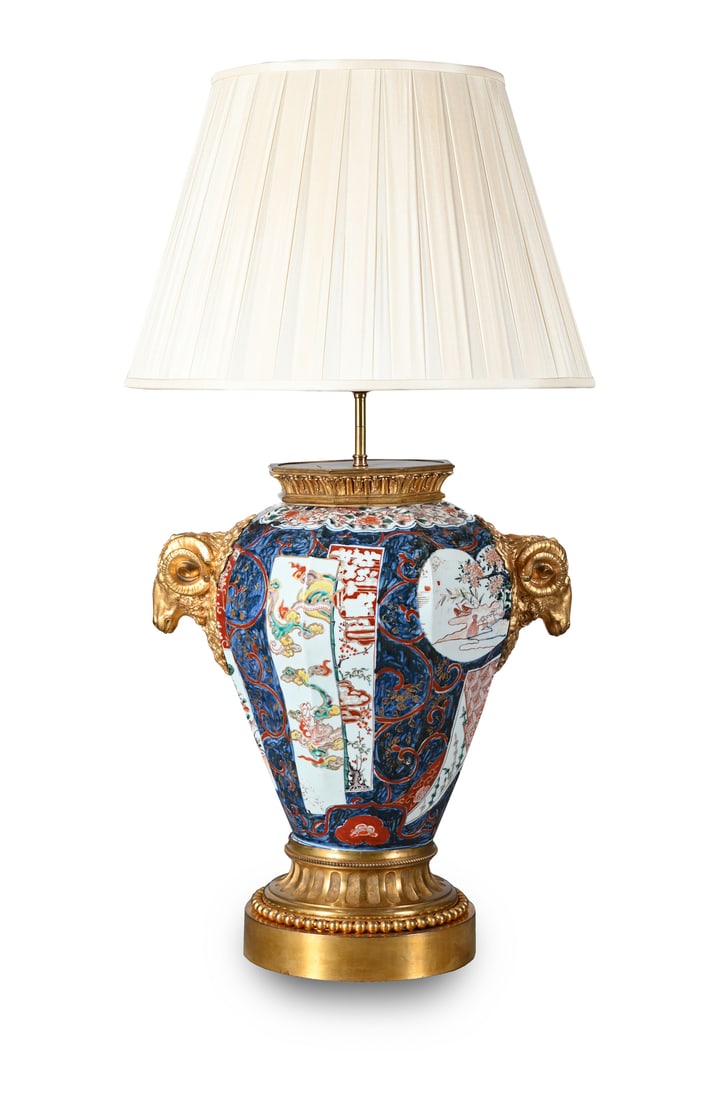 A LARGE ORMOLU MOUNTED CHINESE PORCELAIN VASE TABLE LIGHT, POSSIBLY EARLY 19TH CENTURY (1 of 3)