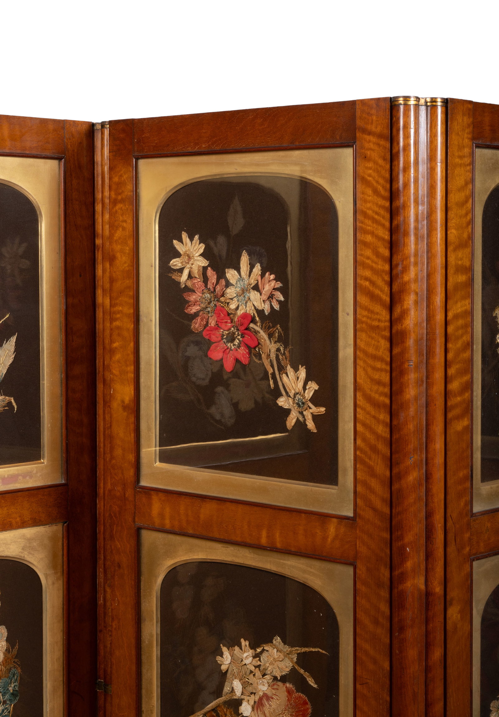 A VICTORIAN MAPLE AND NEEDLEWORK FOUR-FOLD ROOM SCREEN, LATE 19TH CENTURY - 3
