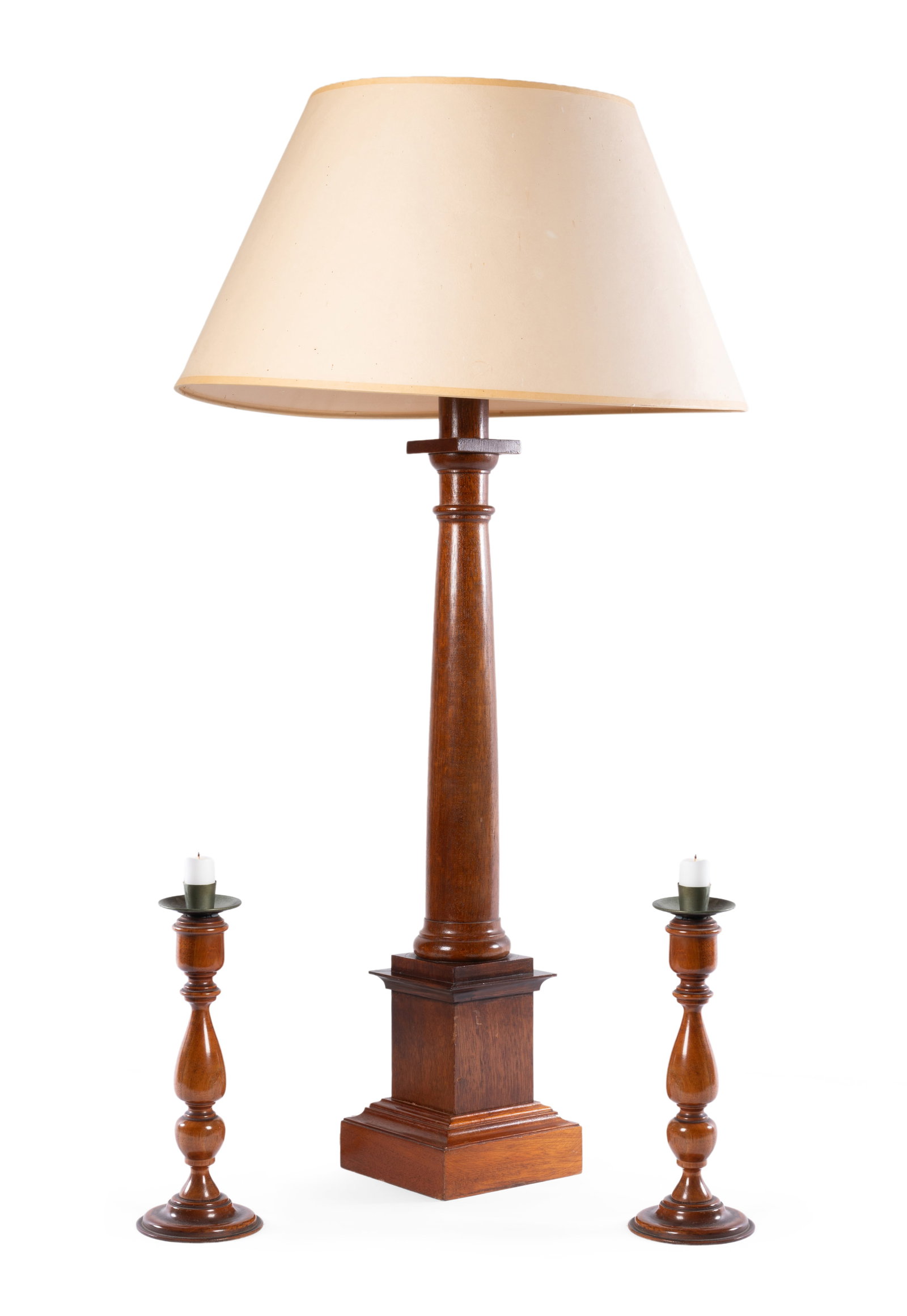 A LARGE MAHOGANY COLUMN TABLE LAMP, BY SIBYL COLEFAX & JOHN FOWLER, WITH A PAIR OF CANDLESTICKS (1 of 1)