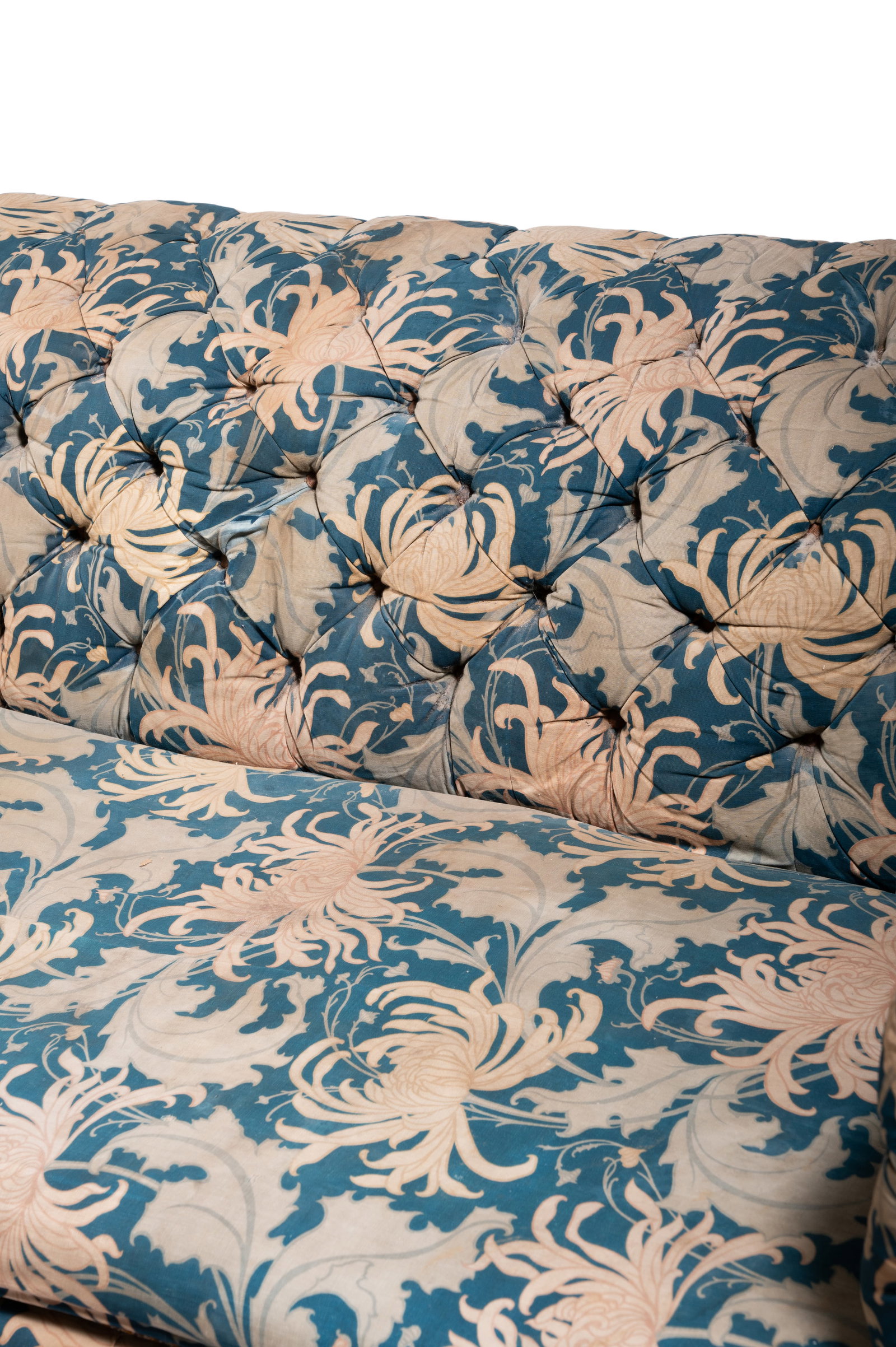 A VICTORIAN UPHOLSTERED CHESTERFIELD SOFA, 19TH CENTURY - 2