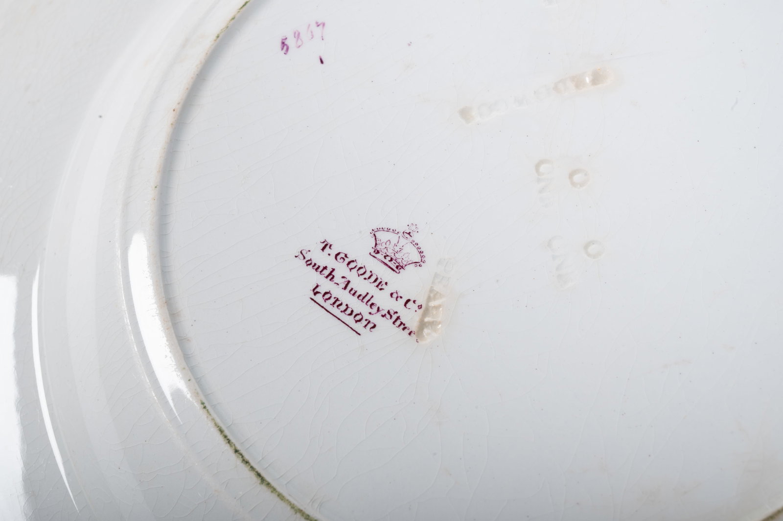 A WEDGWOOD FOR THOMAS GOODE & CO. POTTERY ARMORIAL PART DINNER SERVICE, LATE 19TH CENTURY - 3