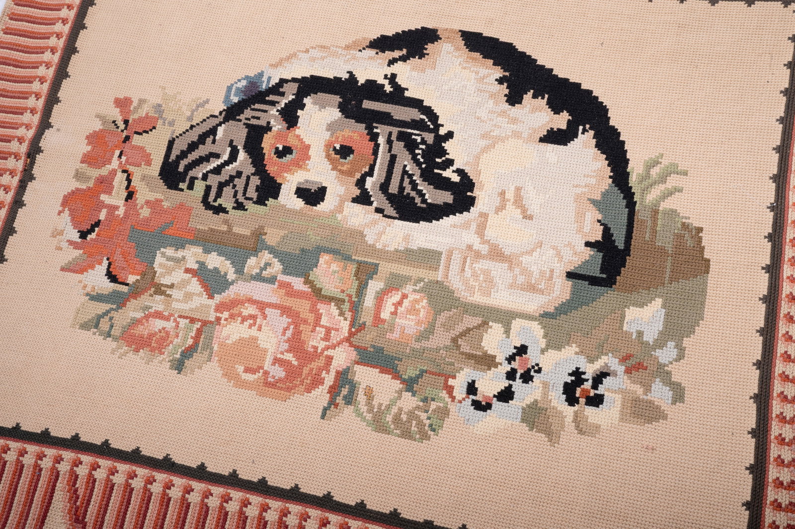 A CROSS-STITCH, NEEDLEWORK RUG DEPICTING A SPANIEL, FOR SIBYL COLEFAX & JOHN FOWLER, 20TH CENTURY - 2
