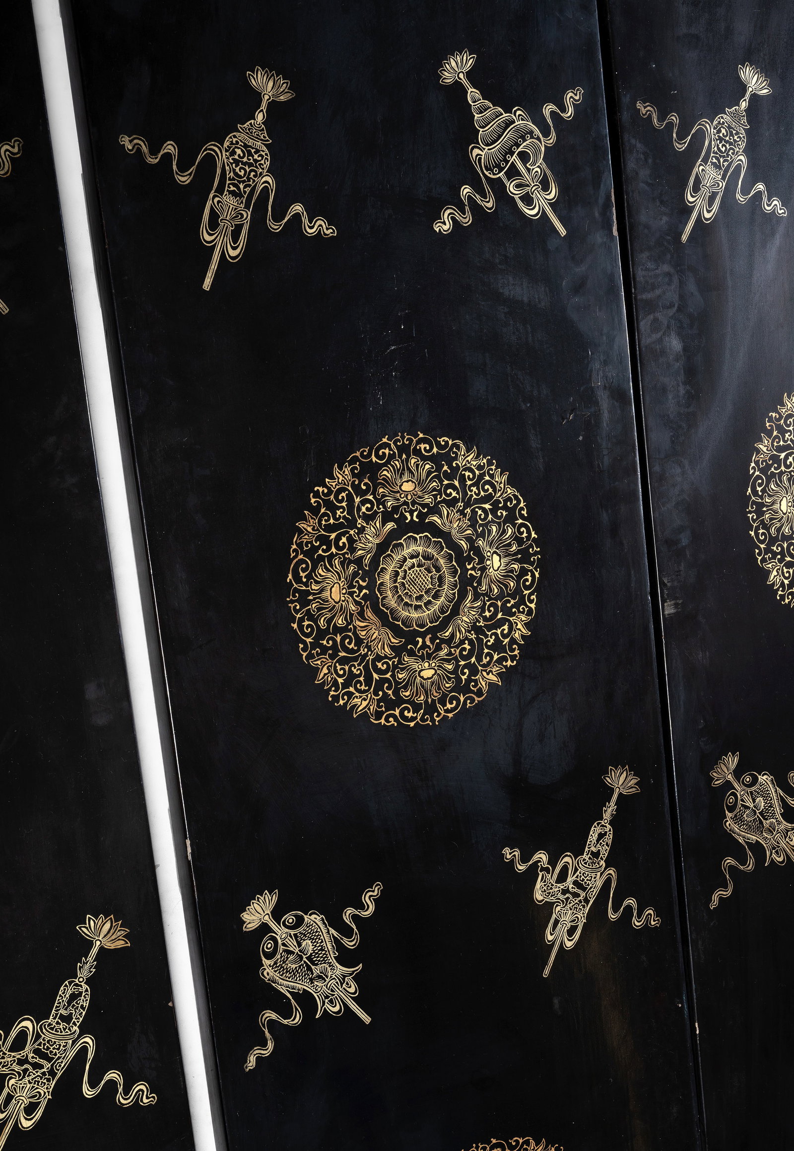 A CHINESE SIX-PANEL BLACK LACQUER AND INLAID SCREEN, 20TH CENTURY - 5