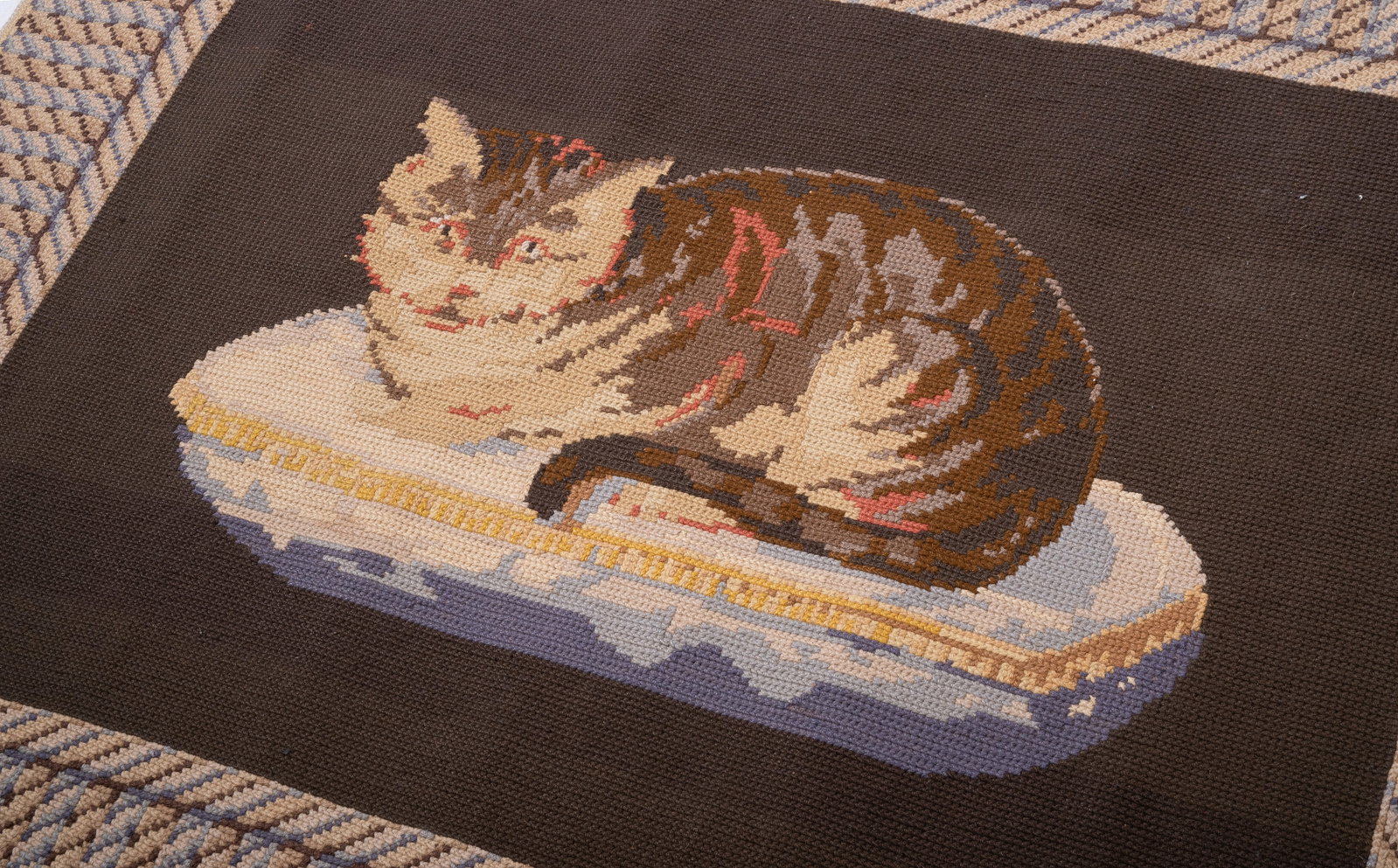 A CROSS-STITCH NEEDLEWORK RUG DEPICTING A CAT, HAND WOVEN IN PORTUGAL, LATE 20TH CENTURY - 2