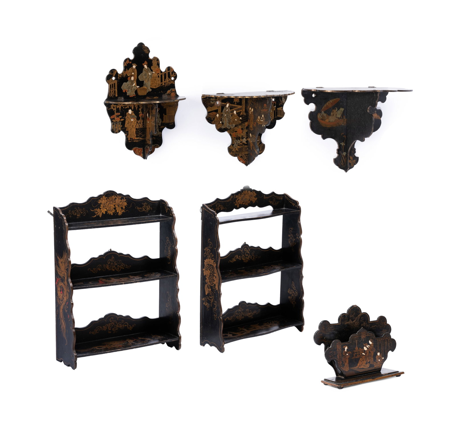 A SELECTION OF CHINOISERIE DECORATED, BLACK LACQUER WALL AND TABLE DECOR, 19TH OR 20TH CENTURY: A NEAR PAIR OF CHINOISERIE DECORATED BLACK LACQUER OPEN WALL SHELVES IN GEORGE III STYLE, LATE 19TH OR EARLY 20TH CENTURY 58cm high, 42cm wide and similar Together with three similarly decorated