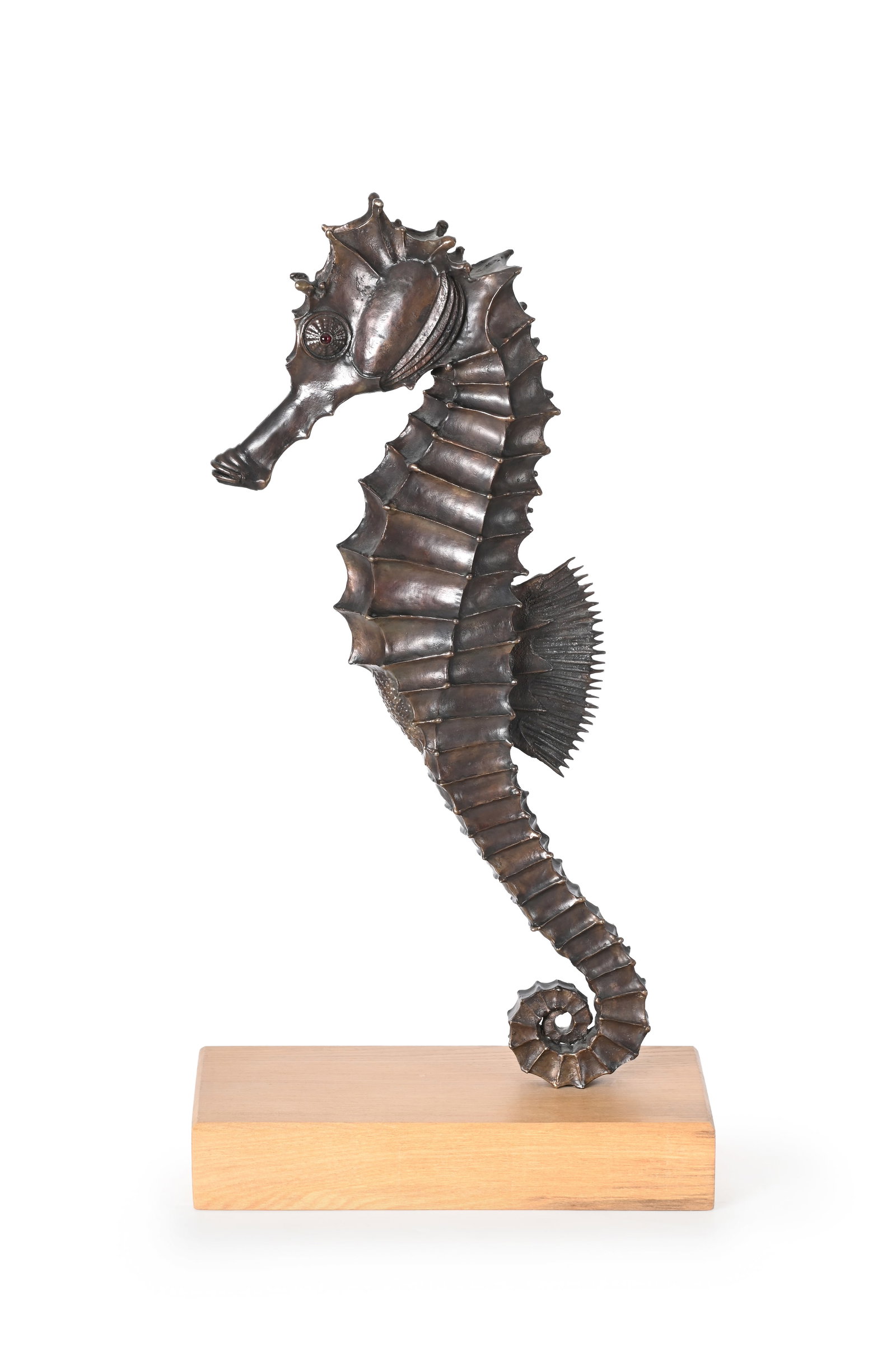 λ SUE WHITE-OAKES (BRITISH 20TH/21ST CENTURY), SEAHORSE: λ SUE WHITE-OAKES (BRITISH 20TH/21ST CENTURY) SEAHORSE Patinated bronze on an oak base Signed and numbered 11/18 (on chin), further numbered 11/18 (to base) 63.5 x 34 x 15cm (25 x 13¼
