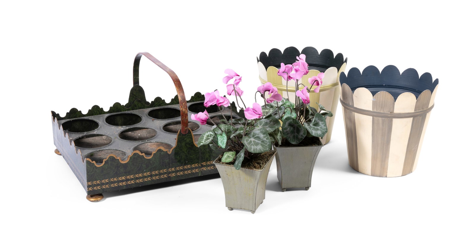 A GREEN AND GILT PAINTED TOLE GARDENER’S PLANT POT TRAY, 20TH CENTURY, AND FOUR FURTHER PLANT : A GREEN AND GILT PAINTED TOLE GARDENER’S PLANT POT TRAY LATE 20TH CENTURY 40cm wide Together with a pair of painted tole Sibyl Colefax & John Fowler planters, 20cm high, 21.5cm diameter,