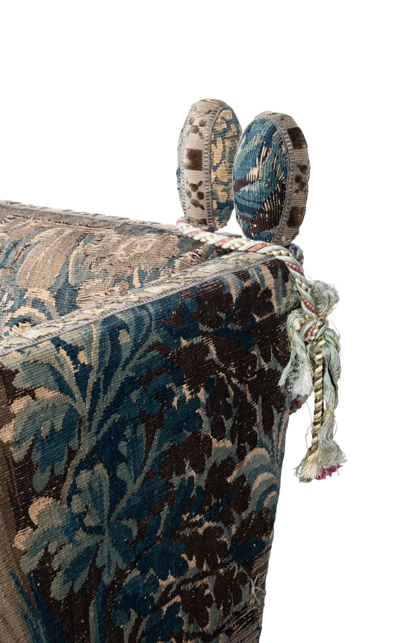 A TAPESTRY UPHOLSTERED KNOLE SOFA, 20TH CENTURY - 3