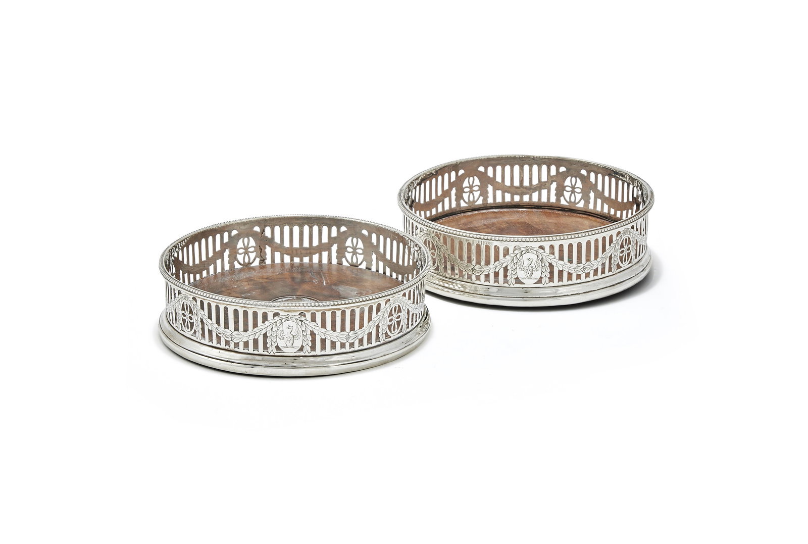 A PAIR OF GEORGE III SILVER WINE COASTERS, ROBERT HENNEL I, LONDON 1776 (1 of 2)