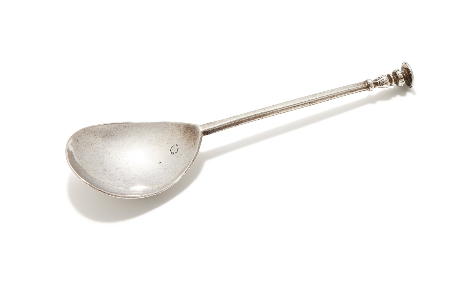 AN ELIZABETH I SILVER SEAL TOP SPOON, MAKER'S MARK OBSCURED, LONDON 1601: AN ELIZABETH I SILVER SEAL TOP SPOONMAKER'S MARK OBSCURED, LONDON 1601With a seal top finial17cm long45g (1.45 oz)