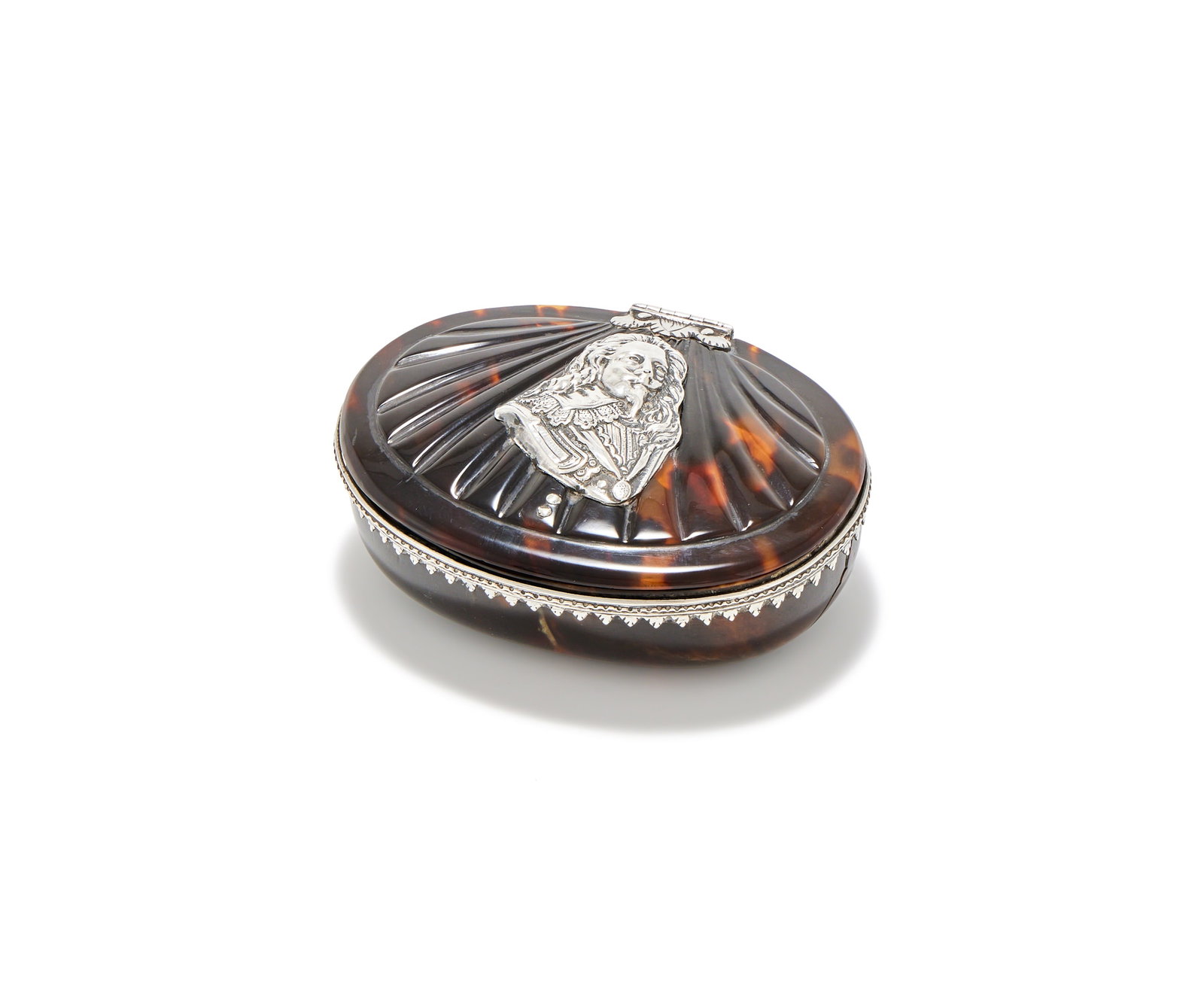 Y AN EARLY 18TH CENTURY ENGLISH PRESSED TORTOISESHELL SNUFF BOX, UNMARKED, CIRCA 1700-1720: Y AN EARLY 18TH CENTURY ENGLISH PRESSED TORTOISESHELL SNUFF BOX UNMARKED, CIRCA 1700-1720The slightly domed shell shaped lid with compression squeeze lock,applied with a silver portrait of Charle