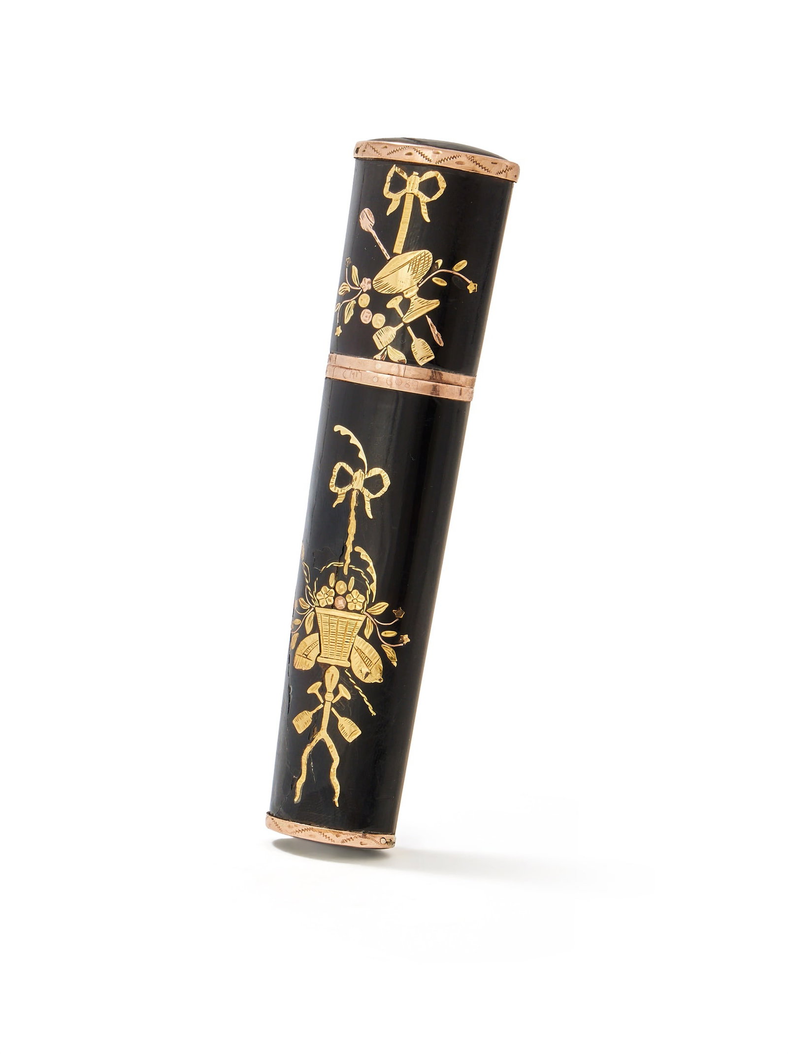 Y A TORTOISESHELL AND GOLD PIQUÉ BODKIN CASE, 19TH CENTURY , UNMARKED: Y A TORTOISESHELL AND GOLD PIQUÉ BODKIN CASE19TH CENTURY, UNMARKEDInlaid with bows, flowers, vases and wine glasses11cm high ϒ Indicates that this lot may be subject to CITES regulations whe