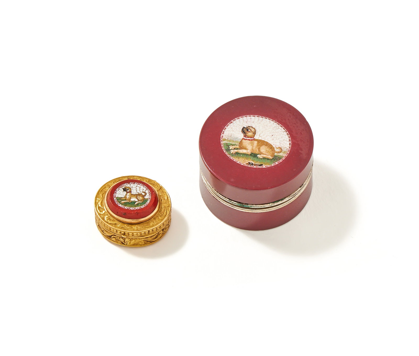 A FRENCH GOLD AND MICROMOSAIC VINAIGRETTE AND AN ITALIAN SILVER AND MICROMOSAIC VINAIGRETTE: A FRENCH GOLD AND MICROMOSAIC VINAIGRETTESMALL GUARANTEE MARK 1809-1819, PARIS SMALL GOLD MARK 1819, FRENCH IMPORT 1798-1809The lid inset with a mircomosaic depicting a hound, with interior hinged pie