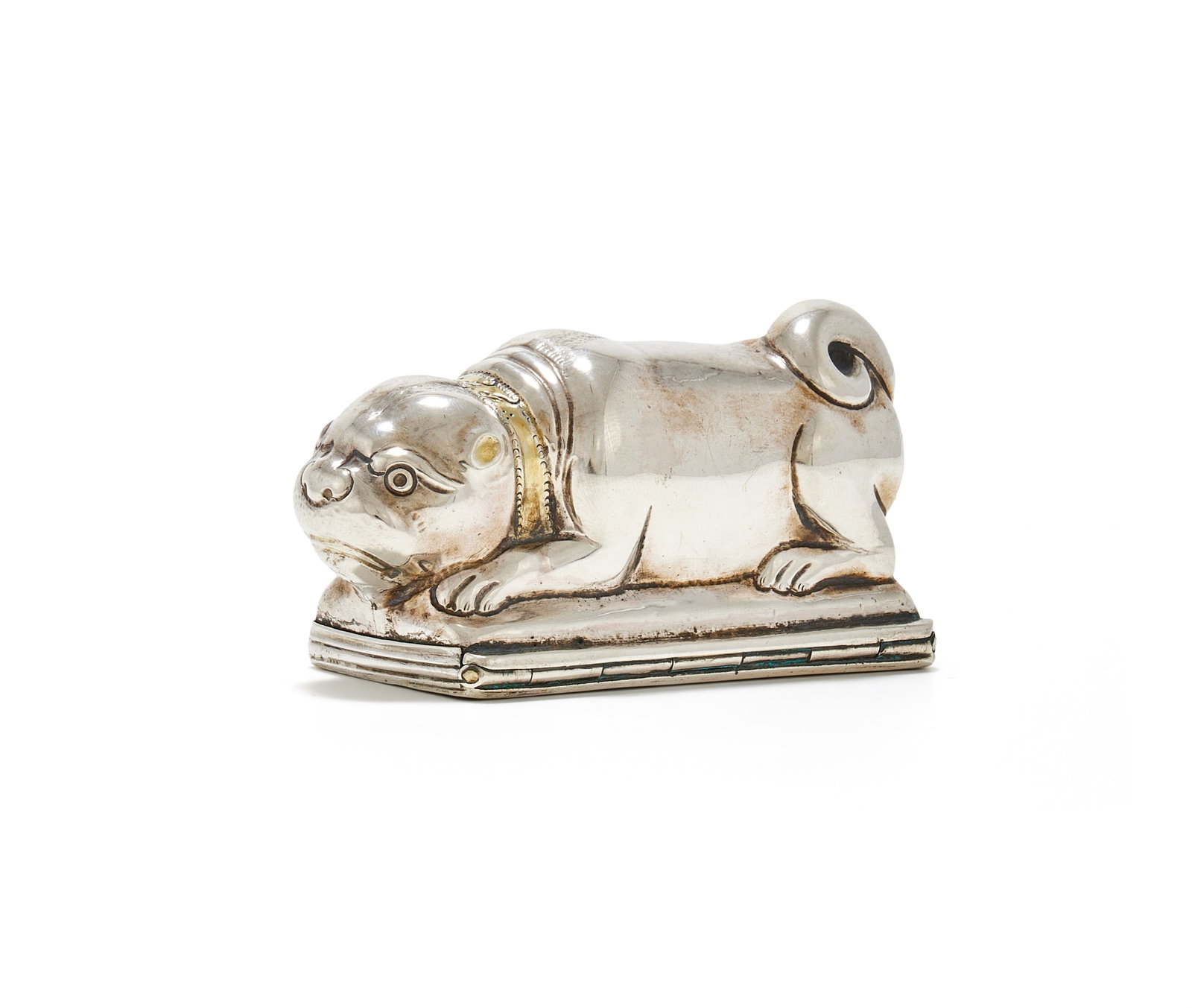 A SILVER PUG SNUFF BOX, MARK'S OBSCURED, 19TH CENTURY: A SILVER PUG SNUFF BOXMARK'S OBSCURED, 19TH CENTURYThe gilt collar engraved G.J.F, the base engraved with a cat among foliate swags8cm long77g (2.5 oz)Provenance:From the Collection of Sir William and