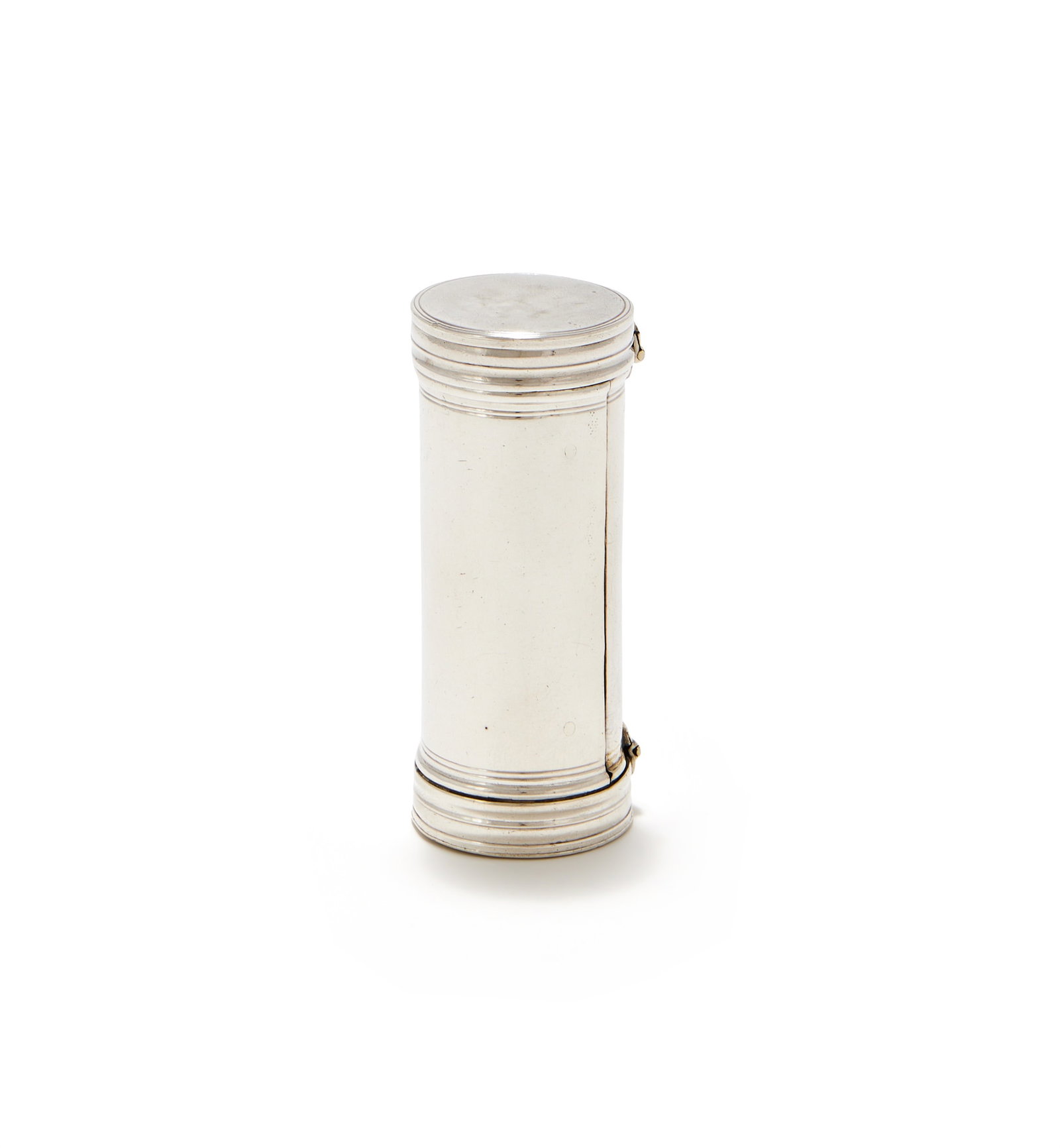 A GEORGE III SILVER CYLINDRICAL NUTMEG GRATER: A GEORGE III SILVER CYLINDRICAL NUTMEG GRATERSTAMPED WITH MAKER'S MARK IP AND STERLING MARKS ONLYThe hinged cover and body opening to a steel grater7cm high50g (1.6 oz) gross