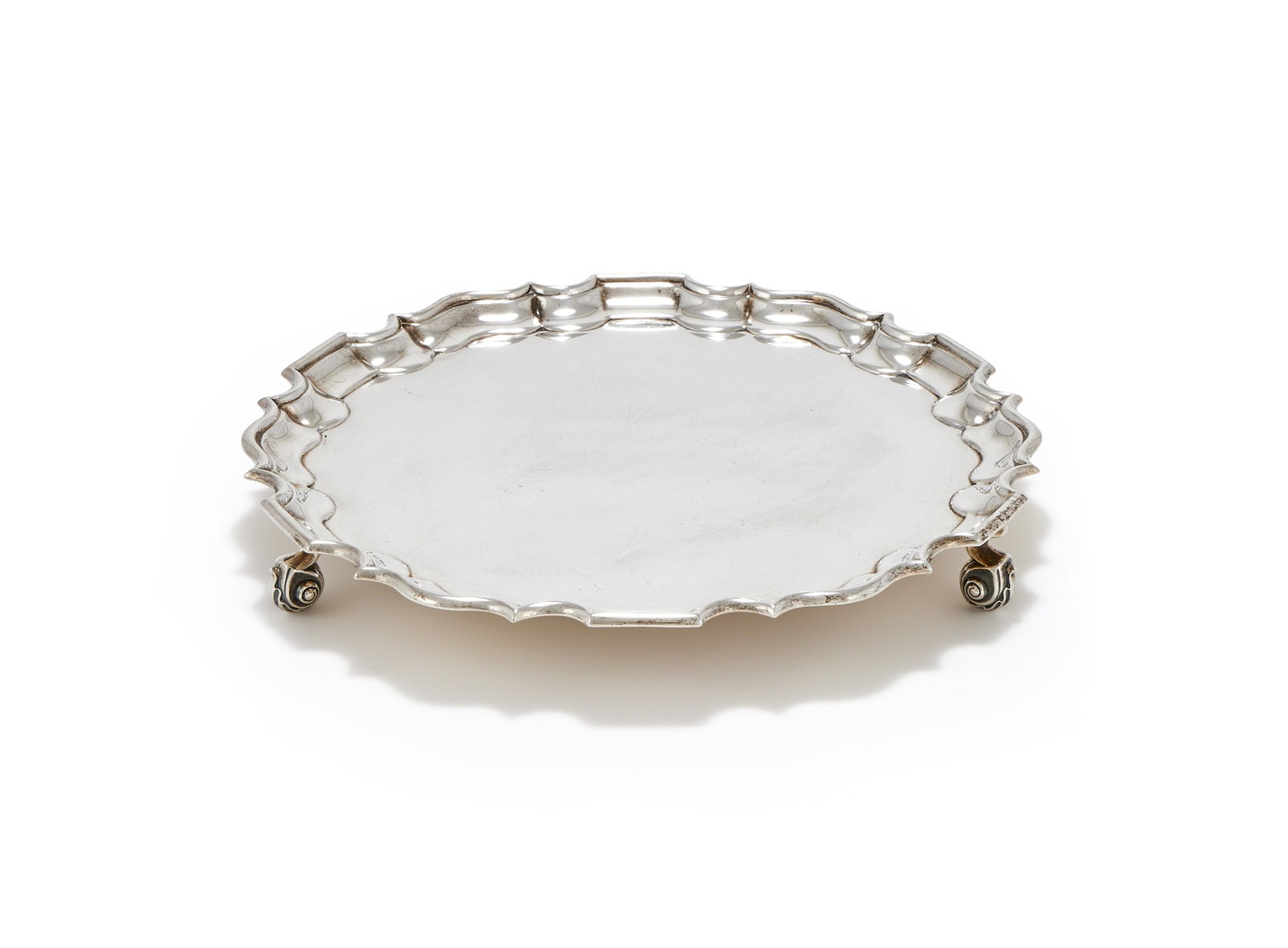 A VICTORIAN SILVER SHAPED CIRCULAR SALVER, THOMAS BRADBURY & SONS, LONDON 1897 (1 of 2)